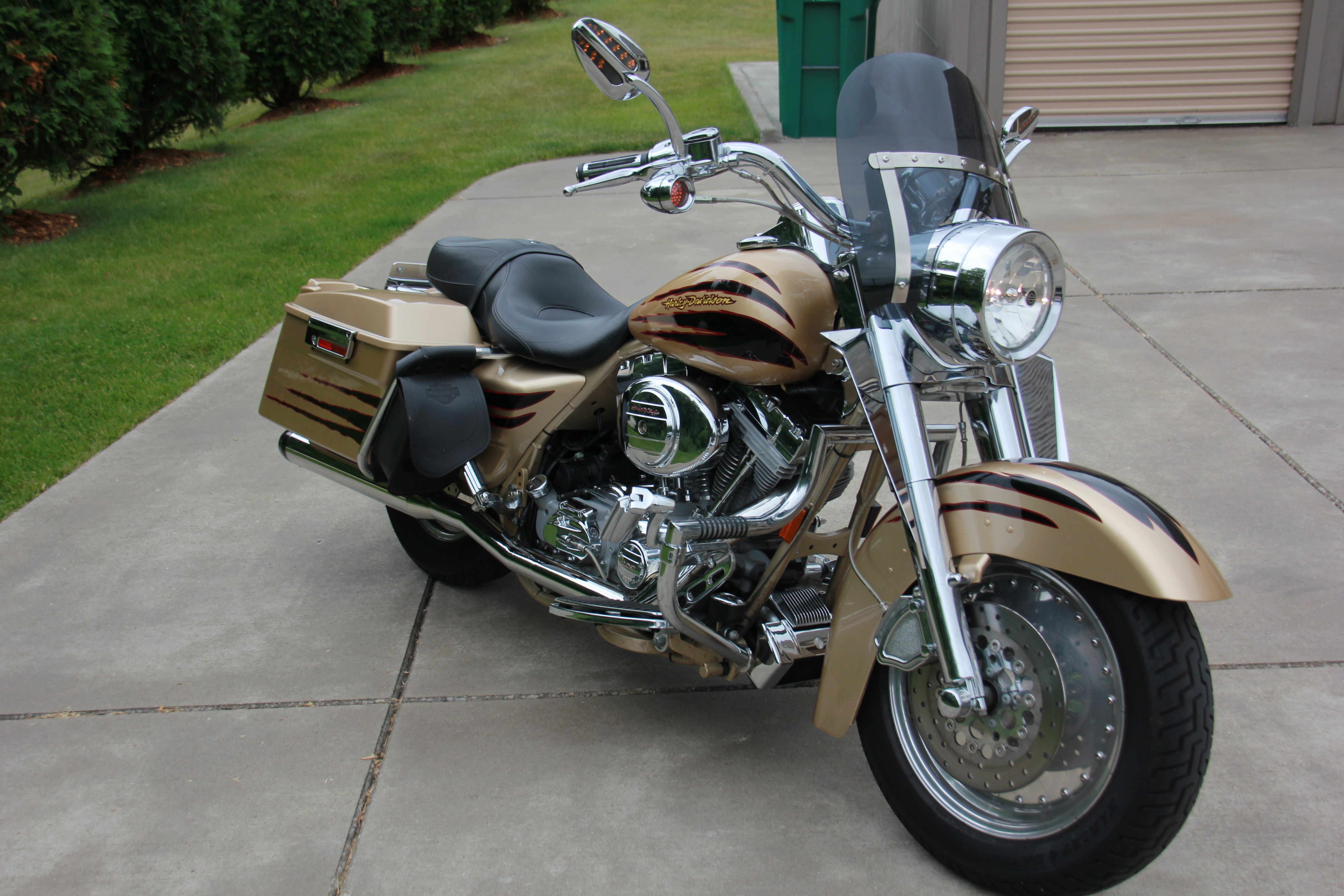 2003 HarleyDavidson® FLHRSEI2 Screamin' Eagle® Road King® (Gold with