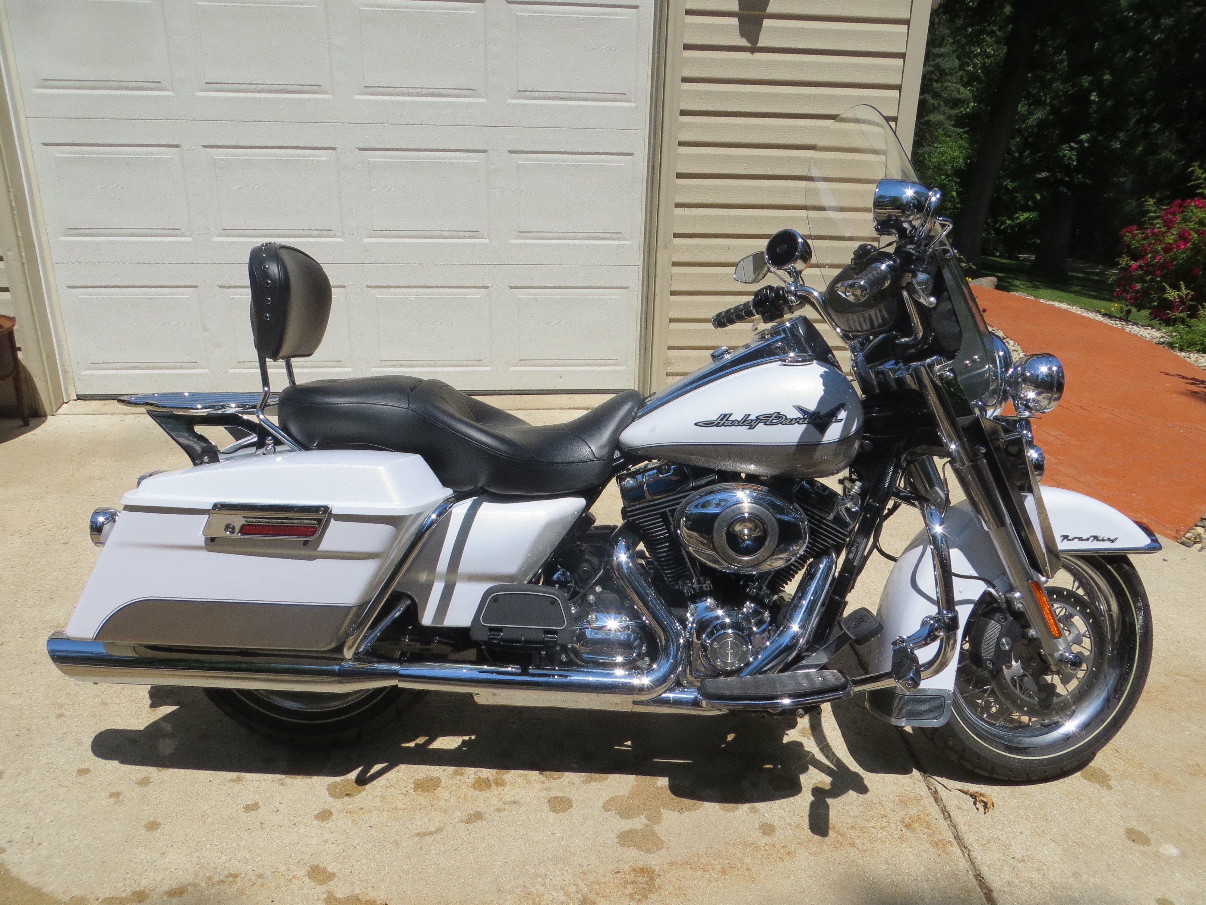 2009 HarleyDavidson® FLHR Road King® (White Pearl), Edgerton