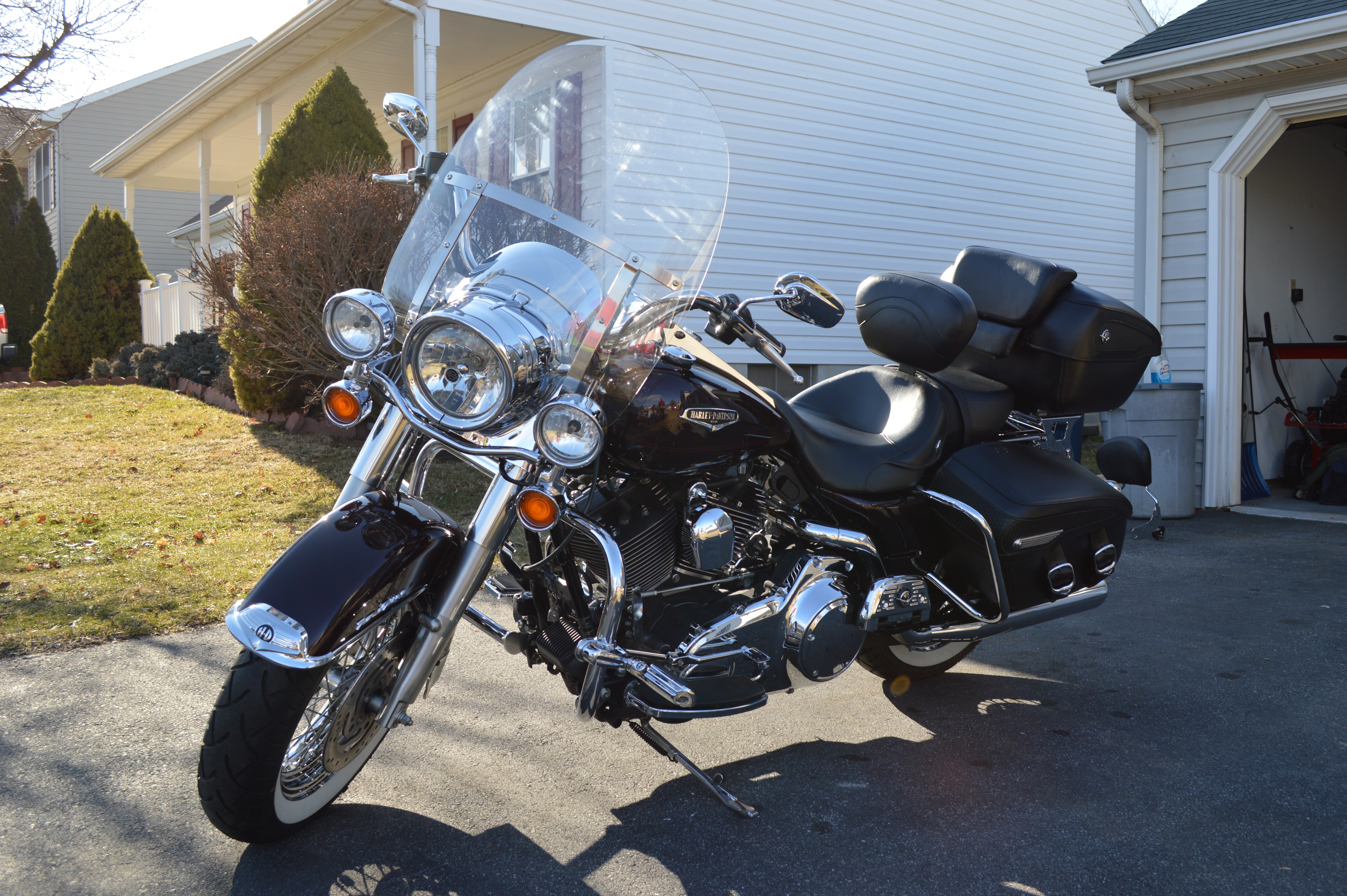 2007 HarleyDavidson® FLHRC Road King® Classic (Black Cherry Pearl