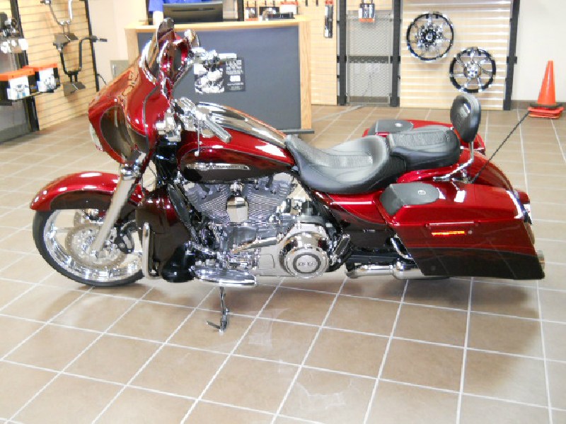 2012 HarleyDavidson® FLHXSE3 CVO™ Street Glide® (Ruby Red & Typhoon Maroon), Dothan, Alabama