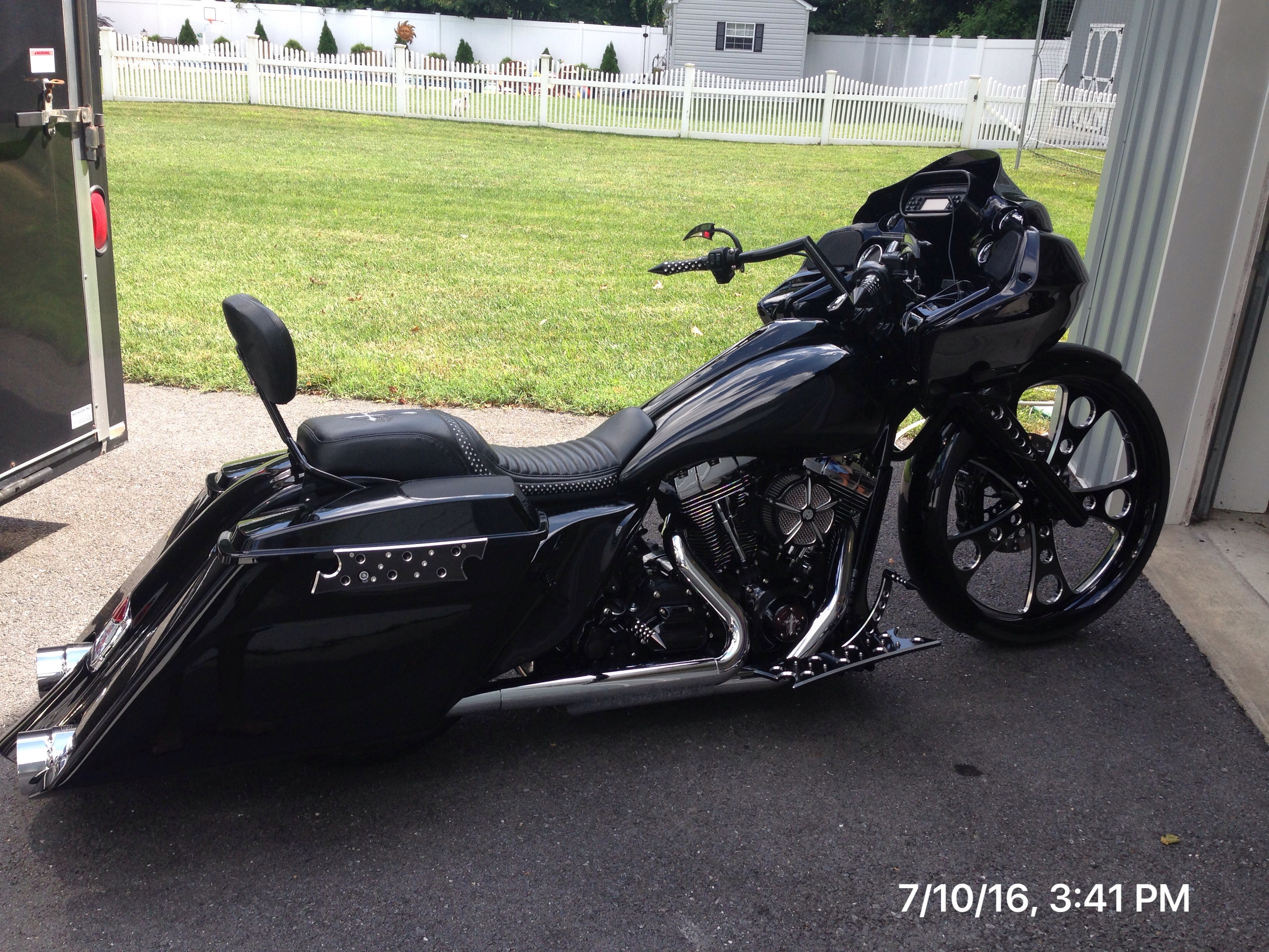 2012 HarleyDavidson® FLTRX Road Glide® Custom (black), MILLERSVILLE