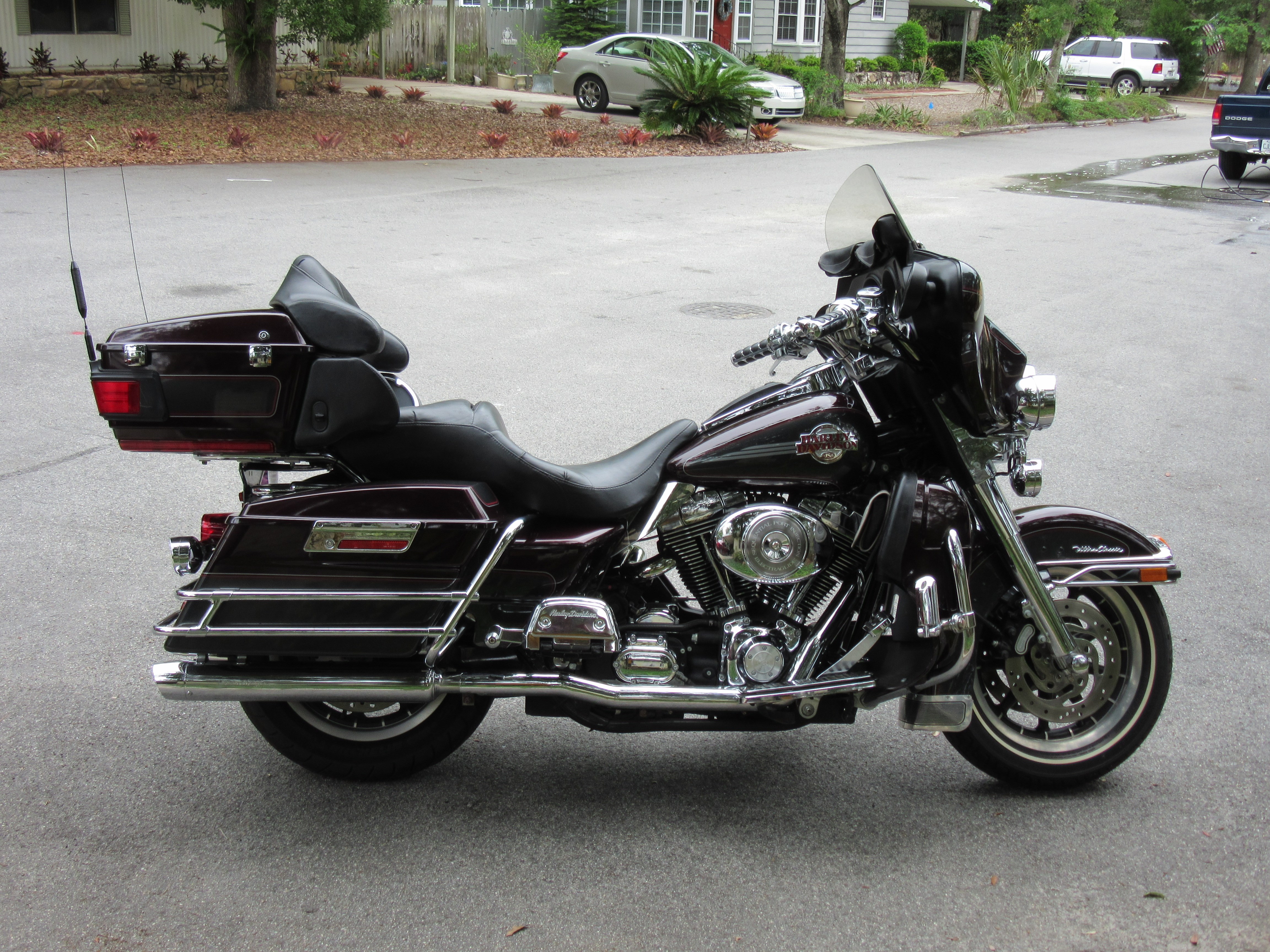 2006 HarleyDavidson® FLHTCU/I Electra Glide® Ultra Classic® (Cherry