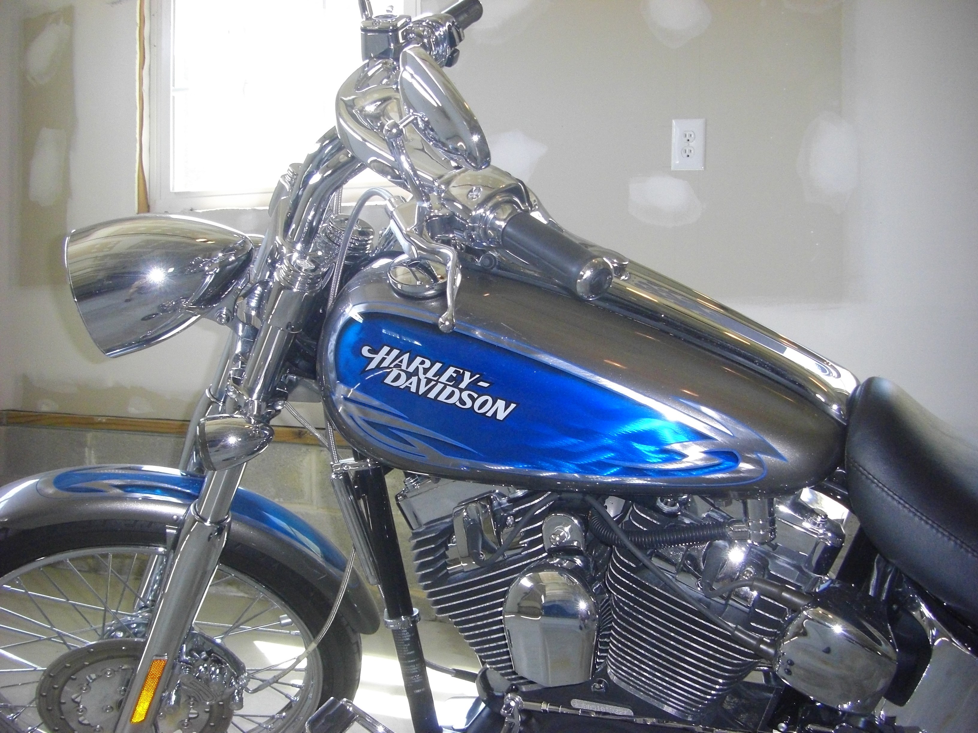 2005 HarleyDavidson® FXSTD/I Softail® Deuce™ (Silver / Blue Custom