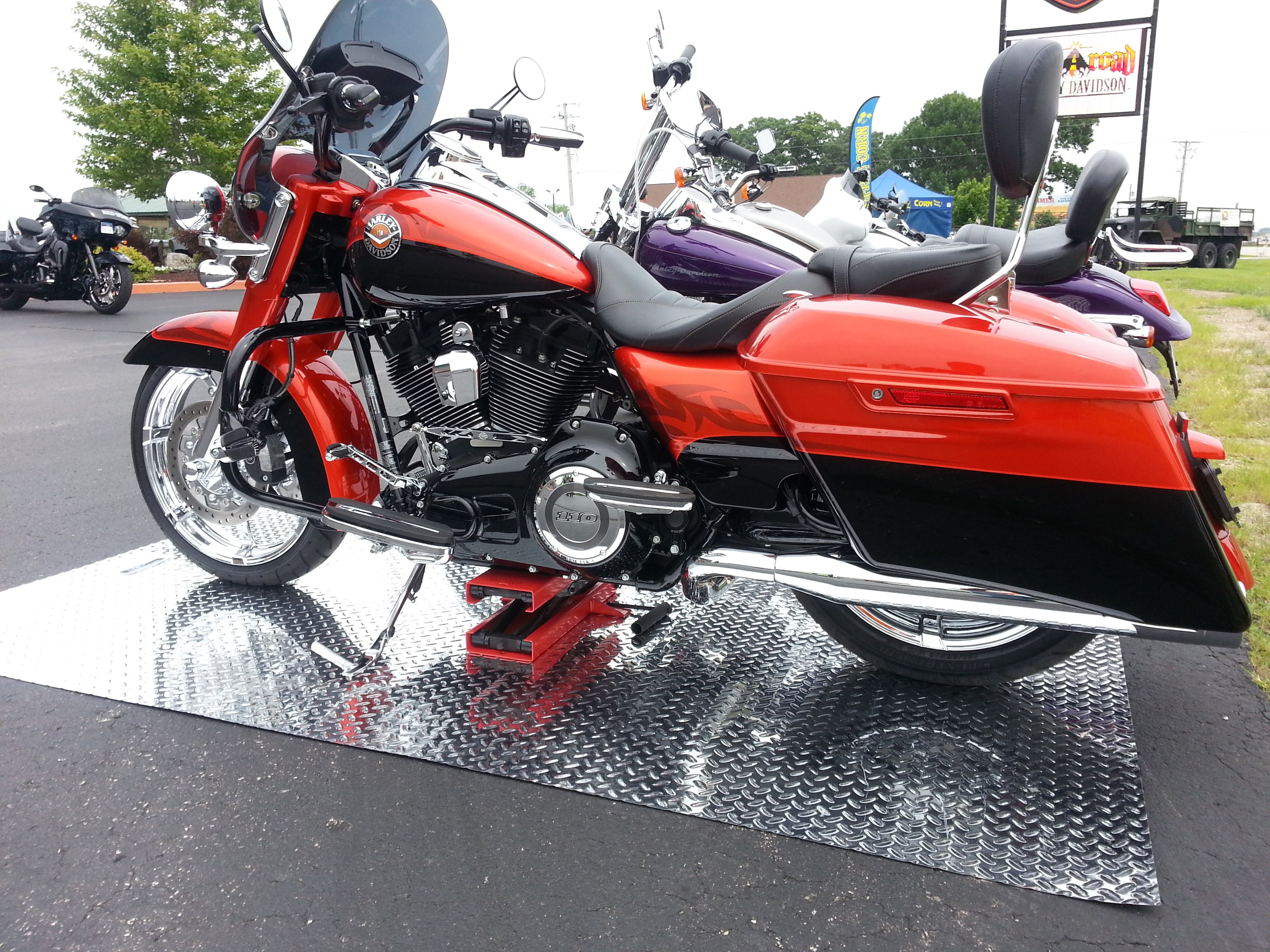 2014 HarleyDavidson® FLHRSE5 CVO™ Road King® (Tribal Orange/Galactic