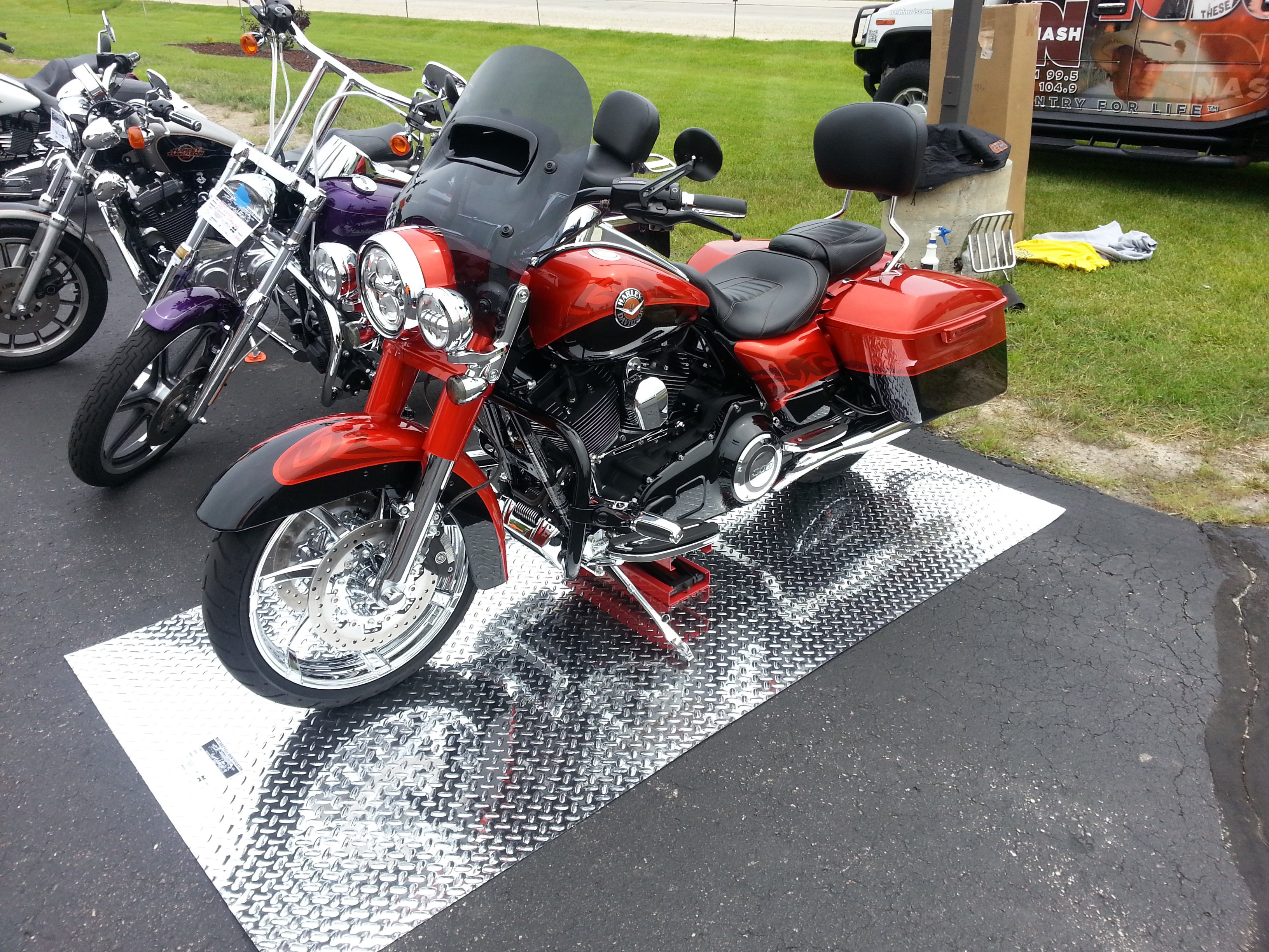 2014 HarleyDavidson® FLHRSE5 CVO™ Road King® (Tribal Orange/Galactic