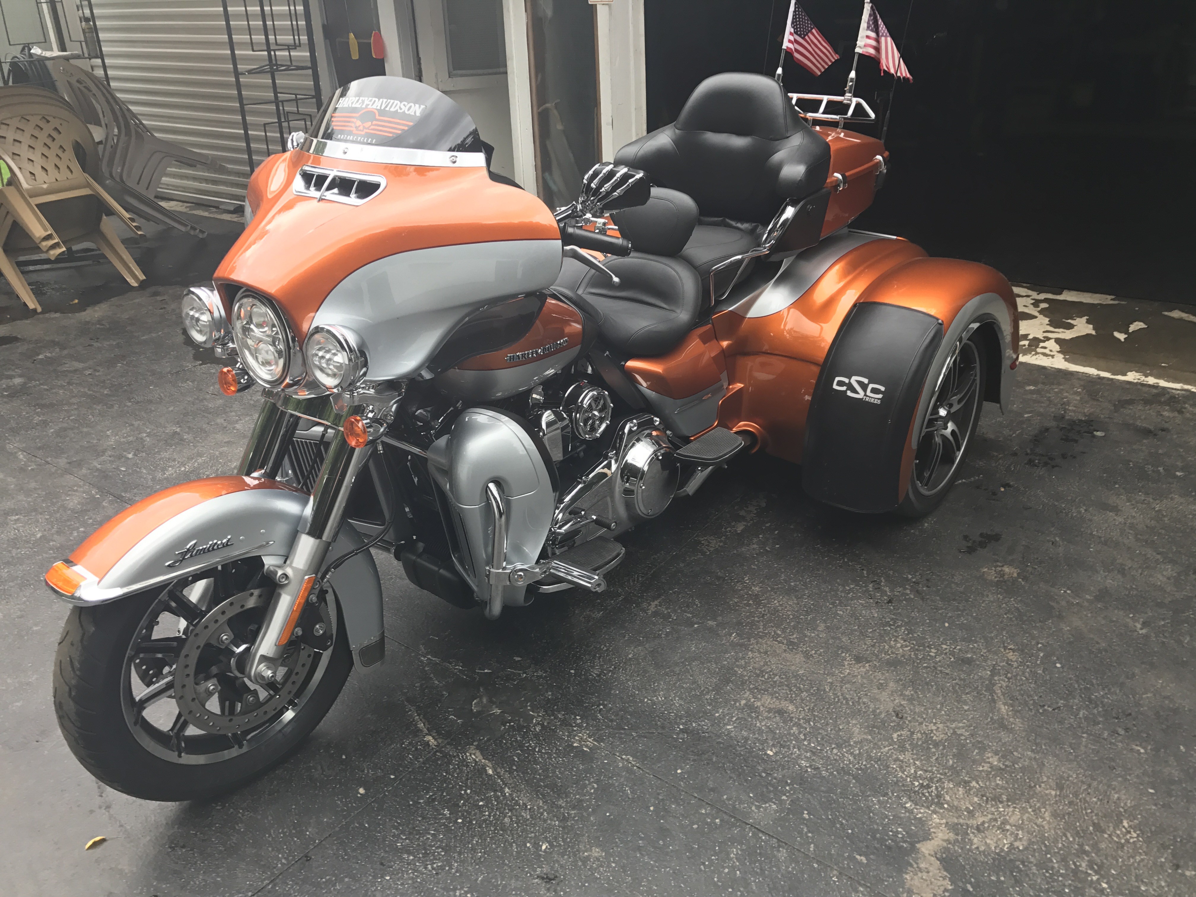 2014 HarleyDavidson® Custom Trike (Silver, orange ), Slippery rock