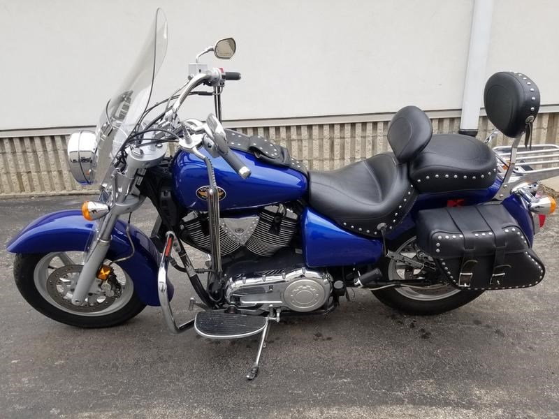 2003 Victory V92C Classic Cruiser (BLUE), Milwaukee, Wisconsin (1010594