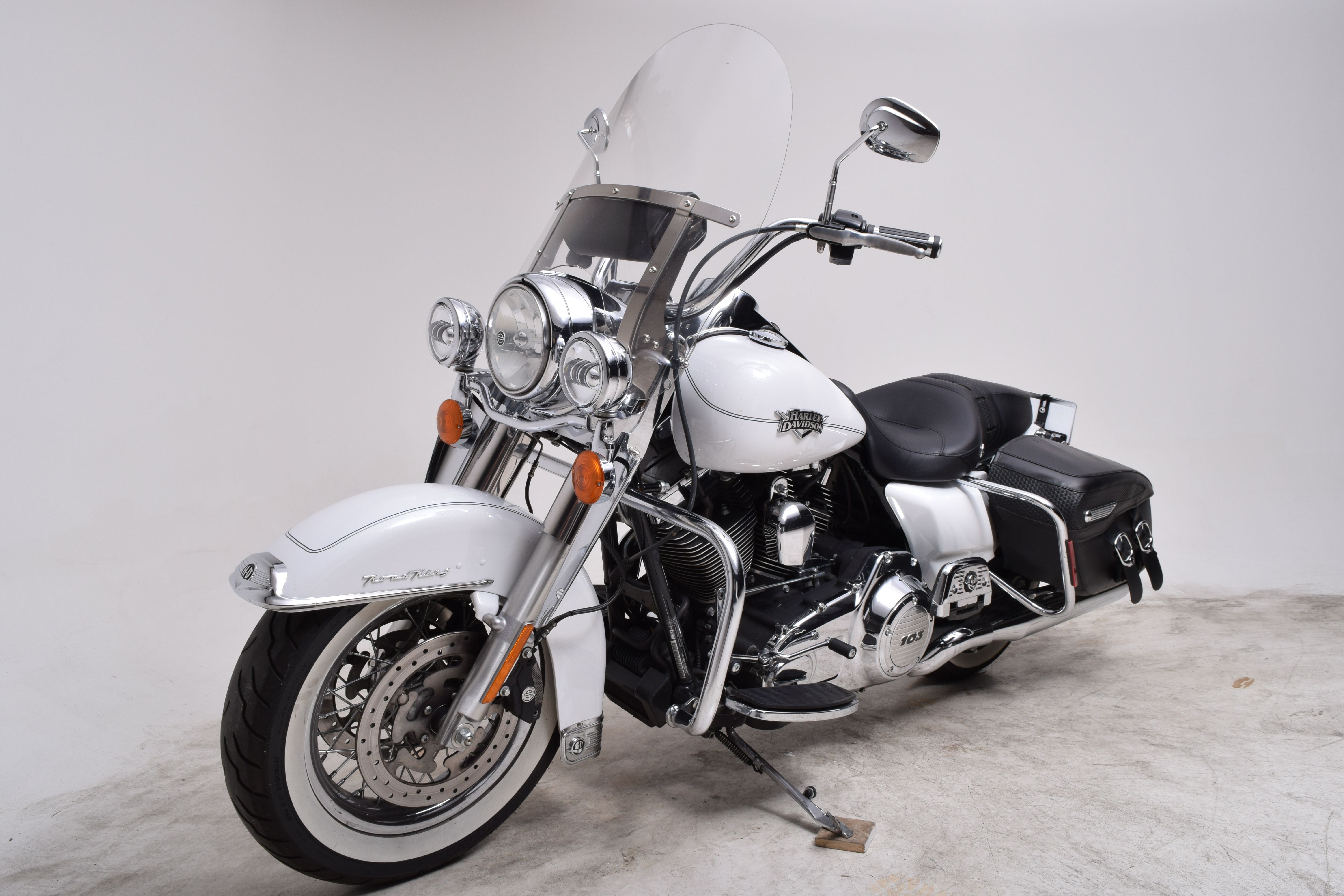 2013 HarleyDavidson® FLHRC/I Road King® Classic (WHITE HOT PEARL