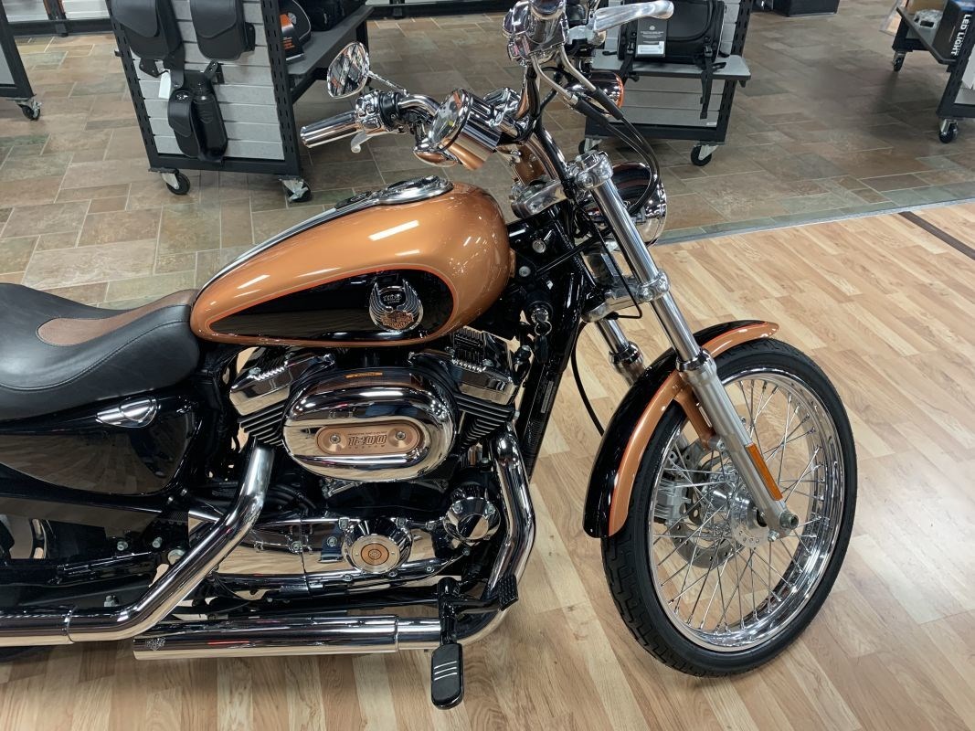 2008 HarleyDavidson® XL1200C Sportster® 1200 Custom (Copper Pearl & Vivid Black), Appleton