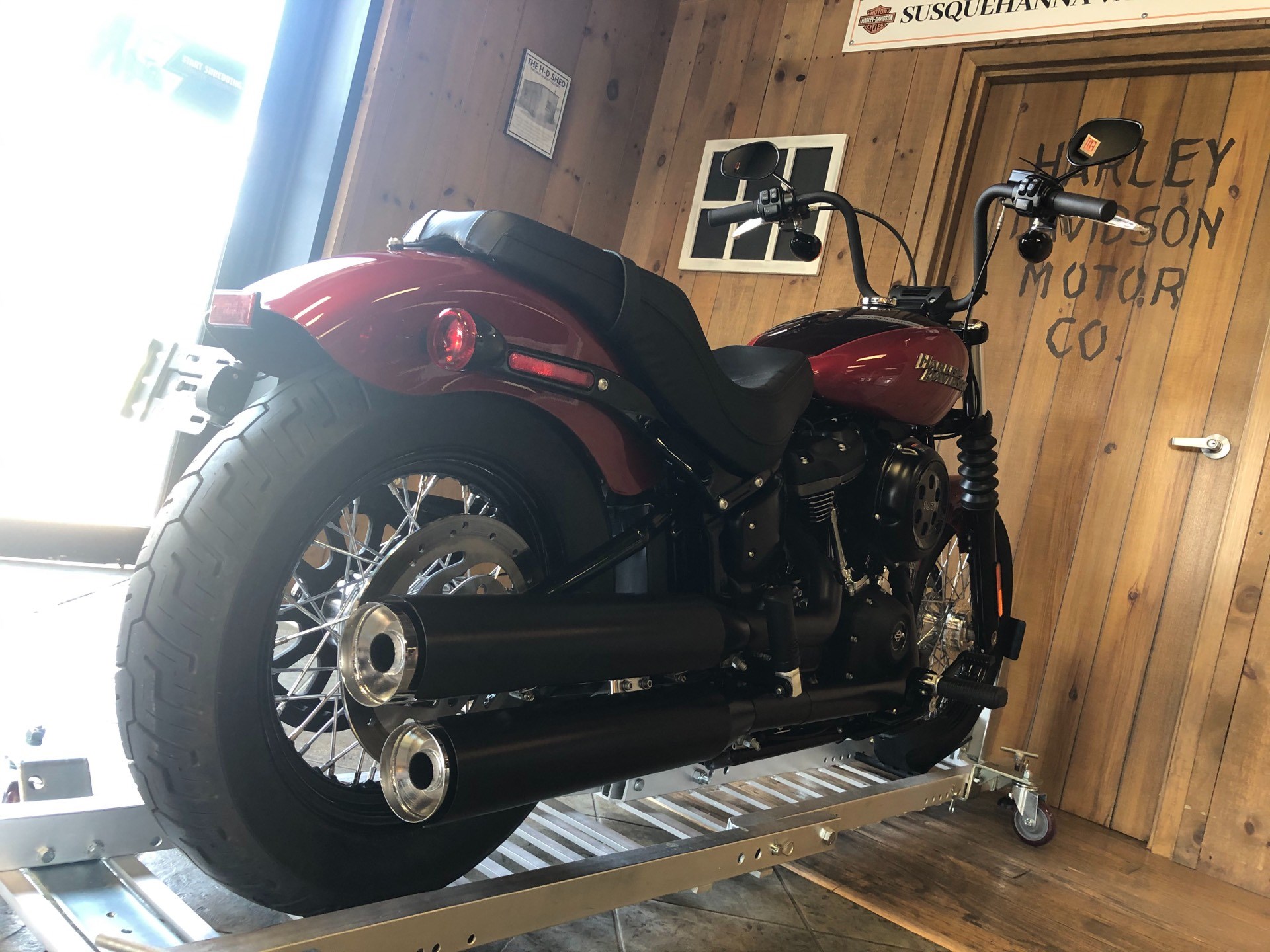 2019 HarleyDavidson® FXDB Dyna® Street Bob® (Wicked Red / Twisted