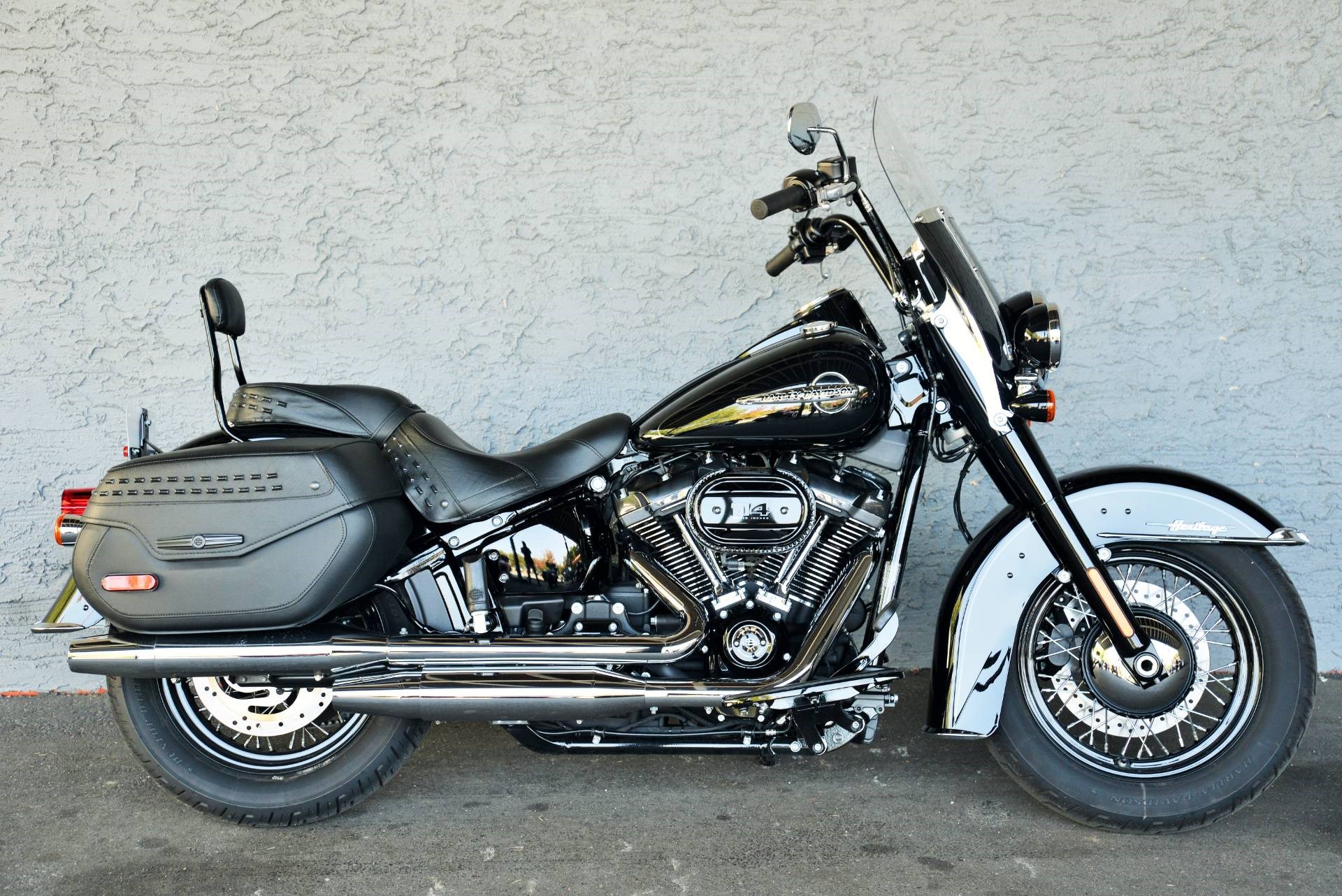 2019 HarleyDavidson® FLHCS Softail® Heritage Classic 114 (VIVID BLACK), Lakewood, New Jersey