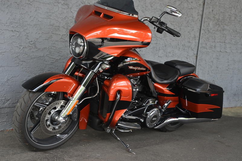 2017 HarleyDavidson® FLHXSE CVO™ Street Glide® (BURNT ORANGE / BLACK