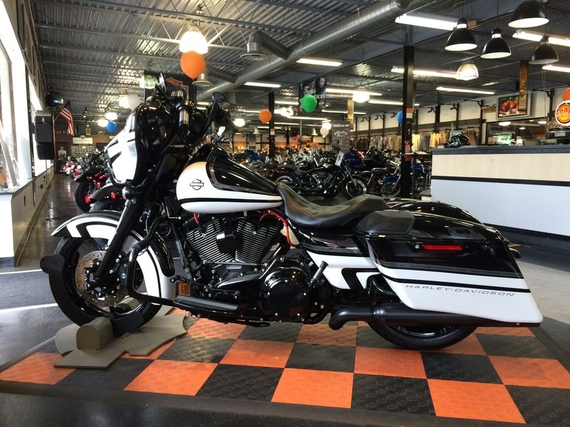 2016 HarleyDavidson® FLHXS Street Glide® Special (Solar Eclipse