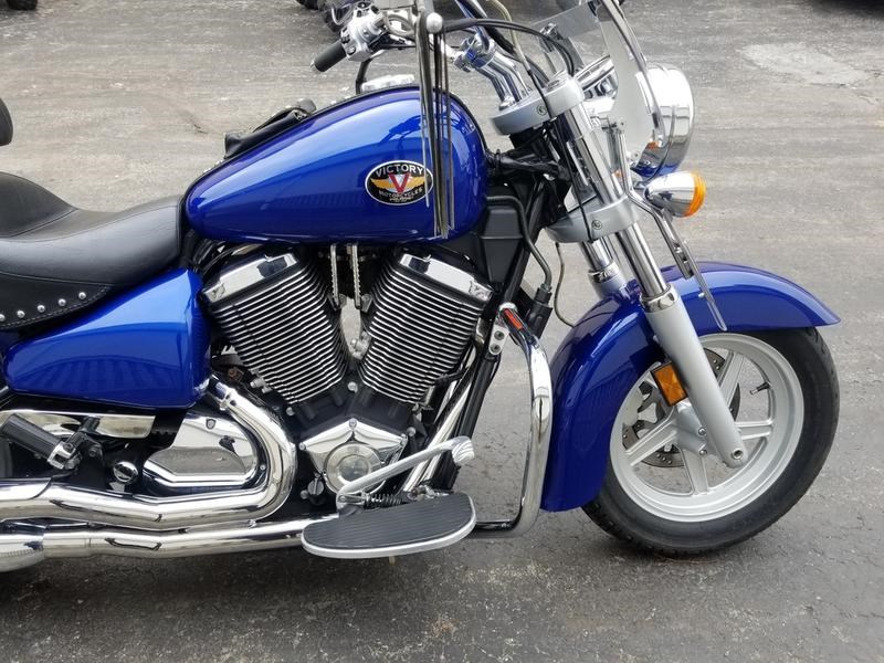 2003 Victory V92C Classic Cruiser (BLUE), Milwaukee, Wisconsin (1010594