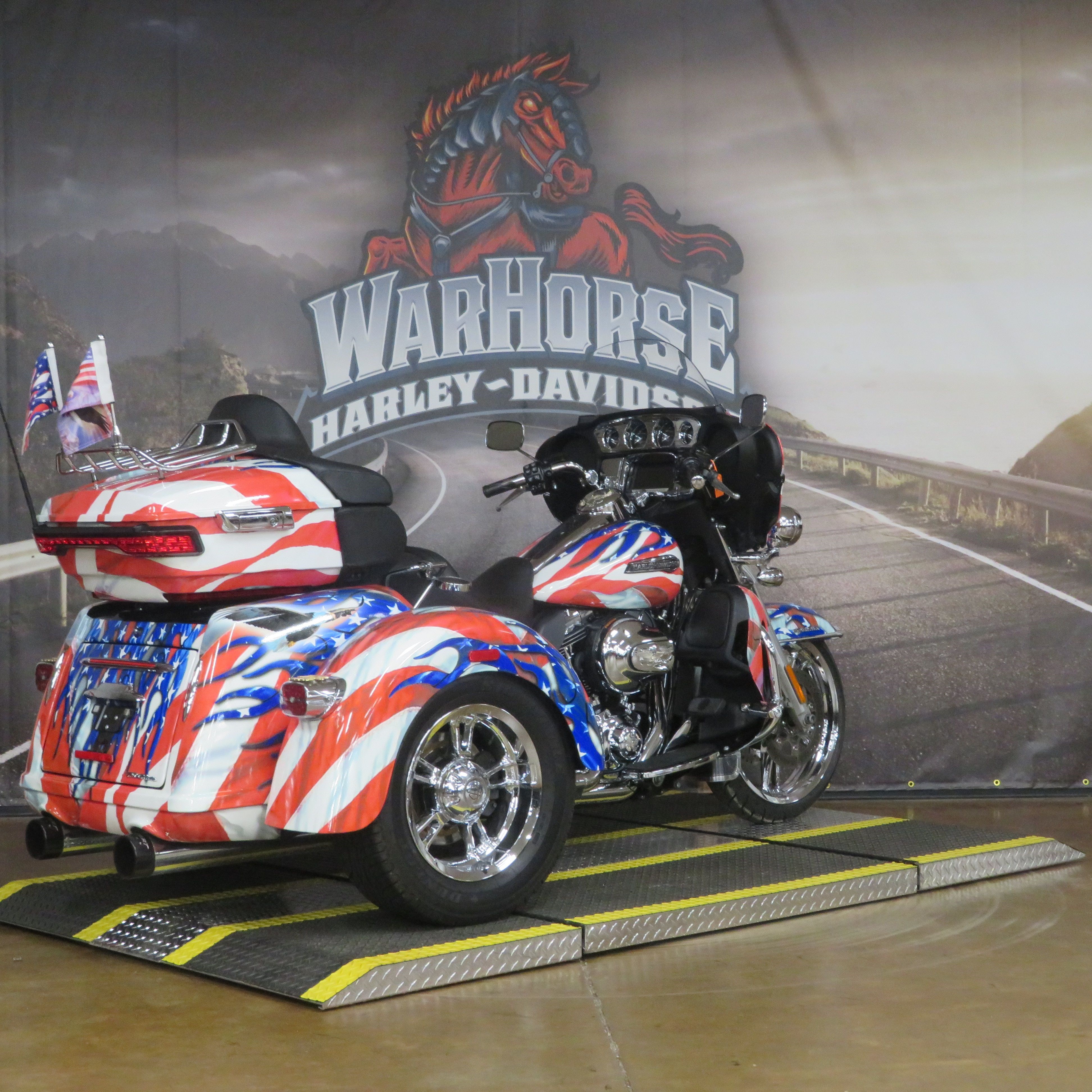 2016 HarleyDavidson® FLHTCUTG Tri Glide® Ultra (AMERICAN FLAG), Ocala