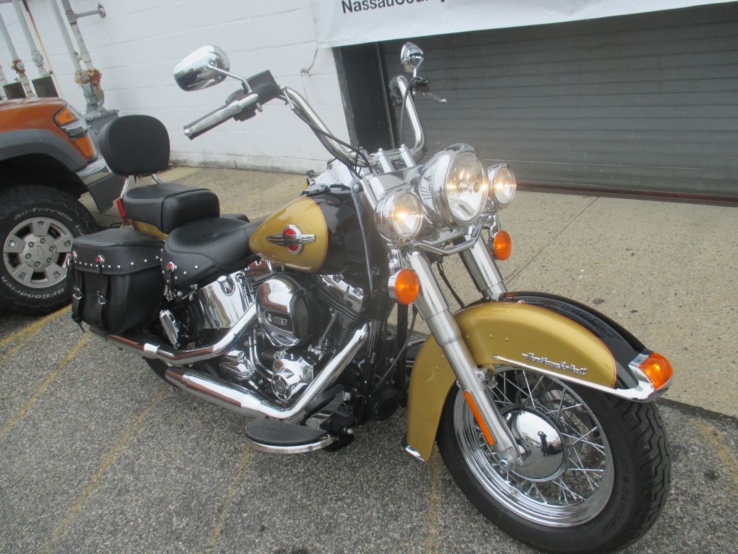 2017 HarleyDavidson® FLSTC Heritage Softail® Classic (TWO TONE GOLD