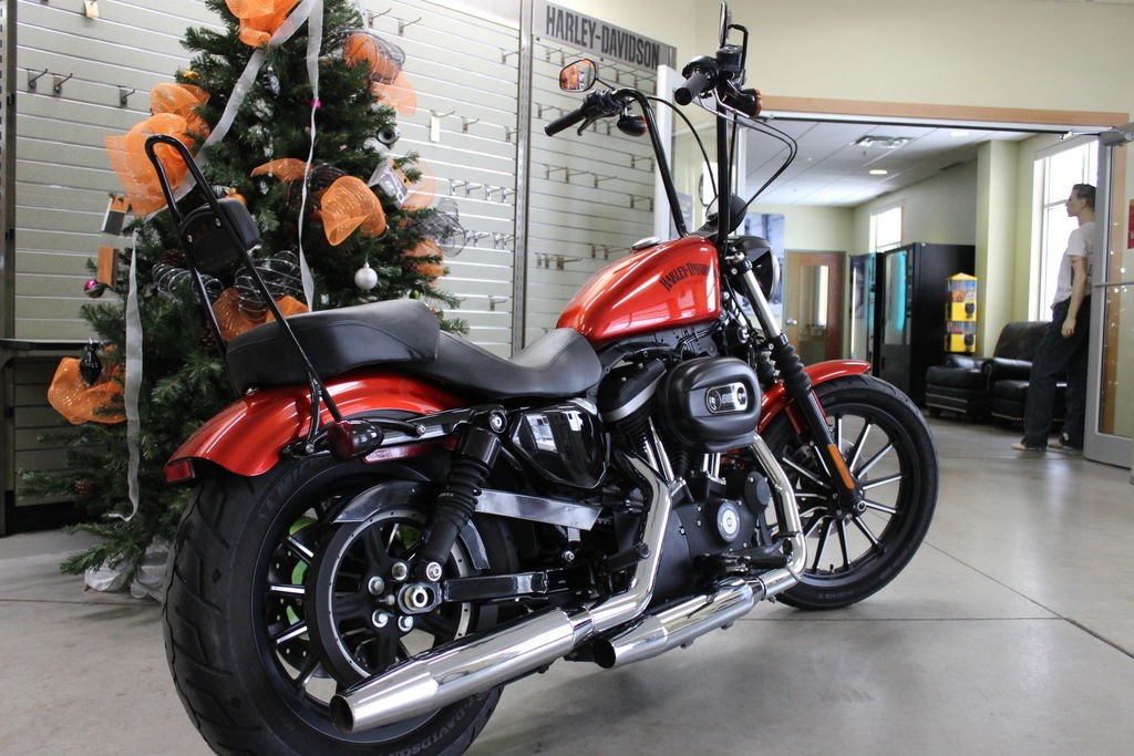 2013 HarleyDavidson® XL883N Sportster® Iron 883™ (CANDY ORANGE), Des