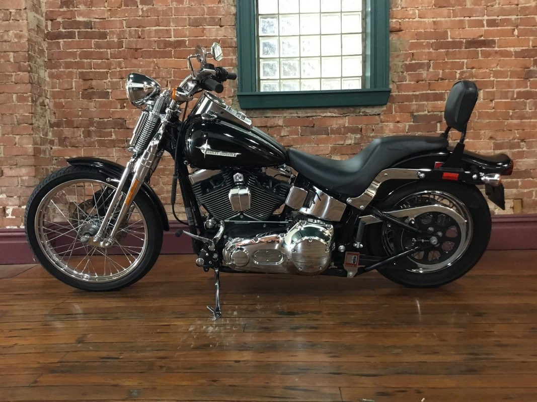 2004 HarleyDavidson® FXSTS/I Springer® Softail® (Vivid Black