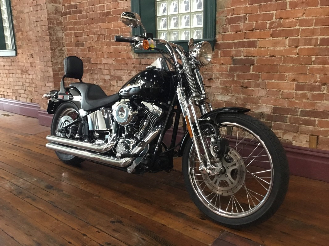 2004 HarleyDavidson® FXSTS/I Springer® Softail® (Vivid Black