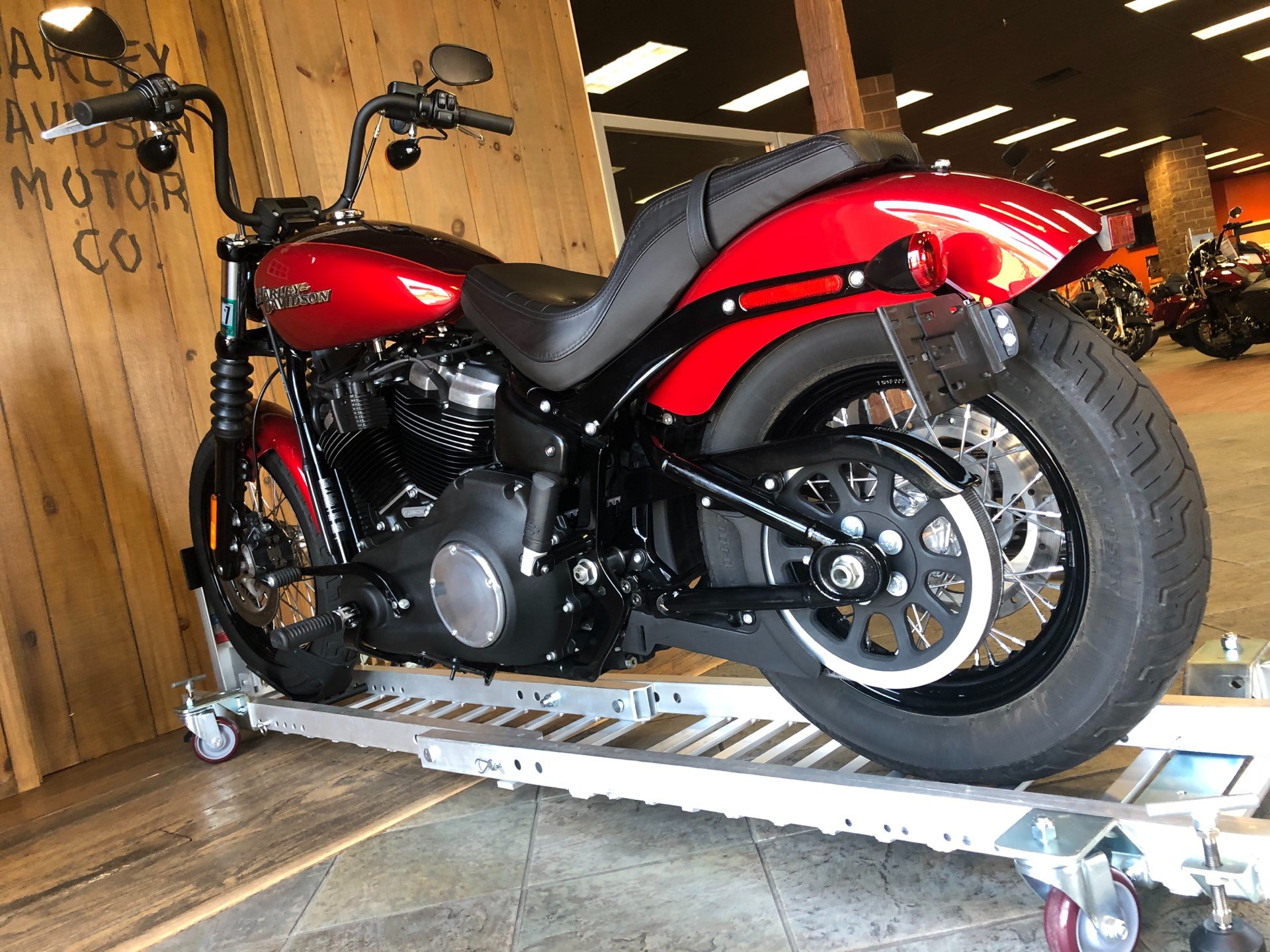 2019 HarleyDavidson® FXDB Dyna® Street Bob® (Wicked Red / Twisted