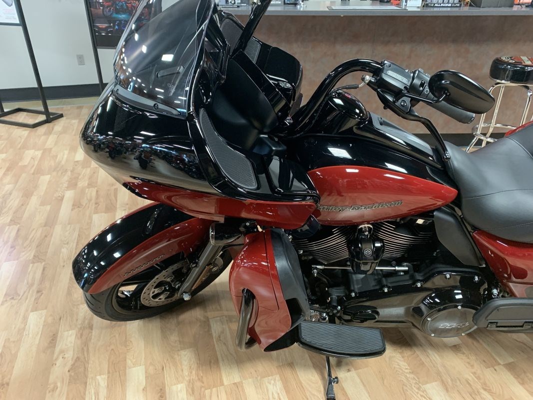 2020 HarleyDavidson® FLTRK Road Glide® Limited (Billiard Red/Vivid