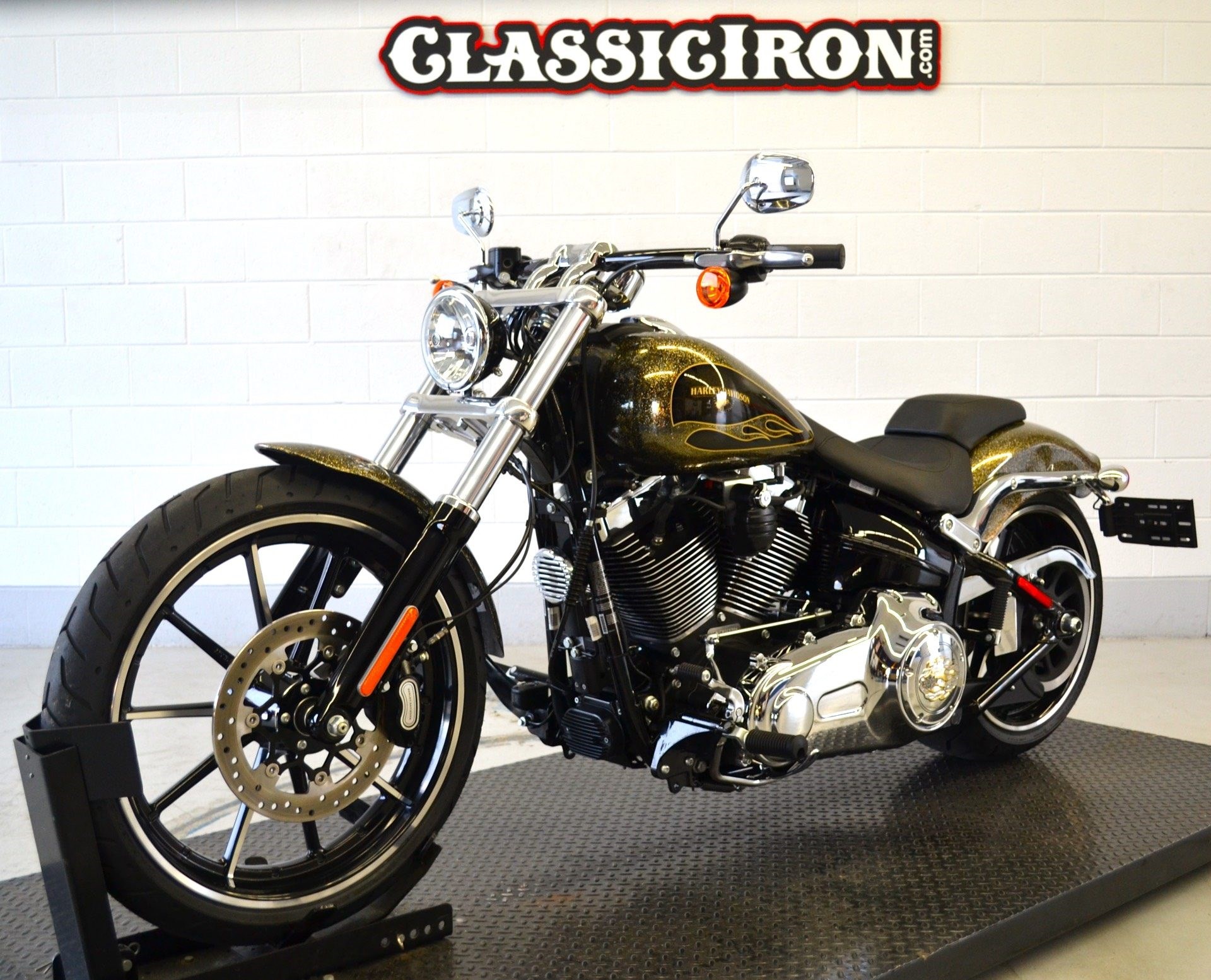 2016 HarleyDavidson® FXSB Softail® Breakout™ (Hard Candy Black Gold