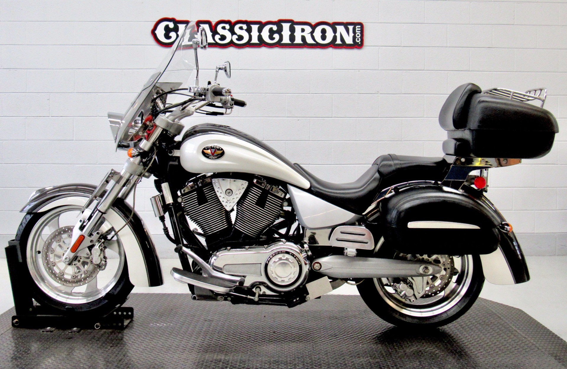 2007 Victory Kingpin® Tour (Super Graphite with Pearl White