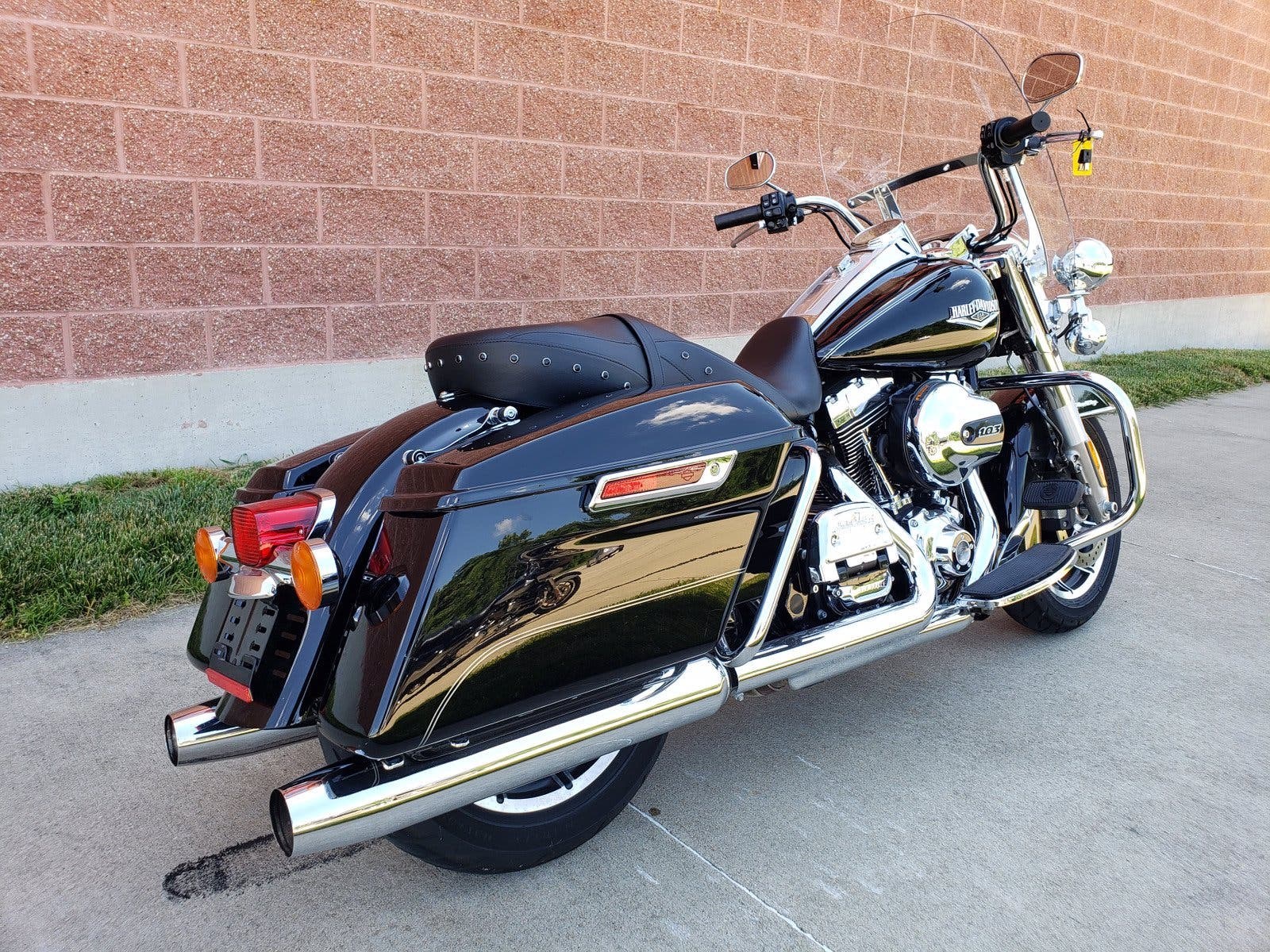 2016 HarleyDavidson® FLHR Road King® (BLACK W/PINSTRIPE), Effingham