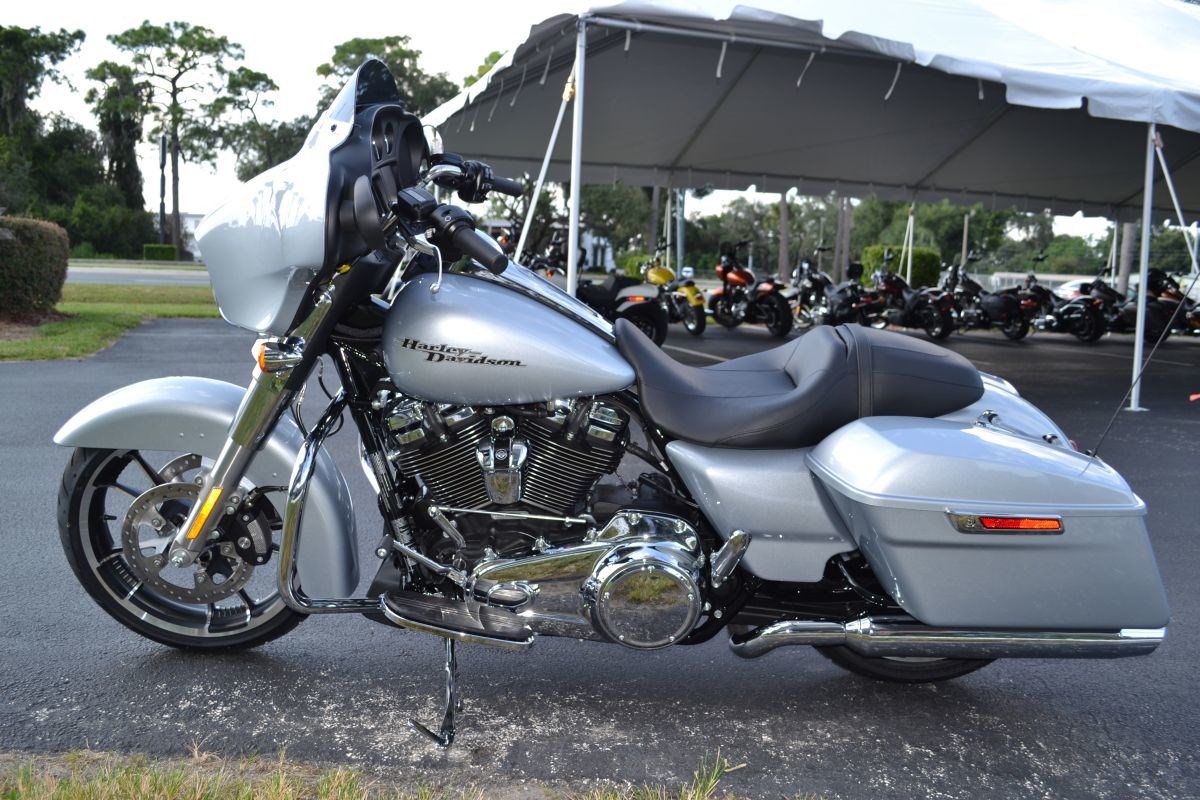 2020 HarleyDavidson® FLHX Street Glide® (Barracuda Silver), Leesburg, Florida (987569