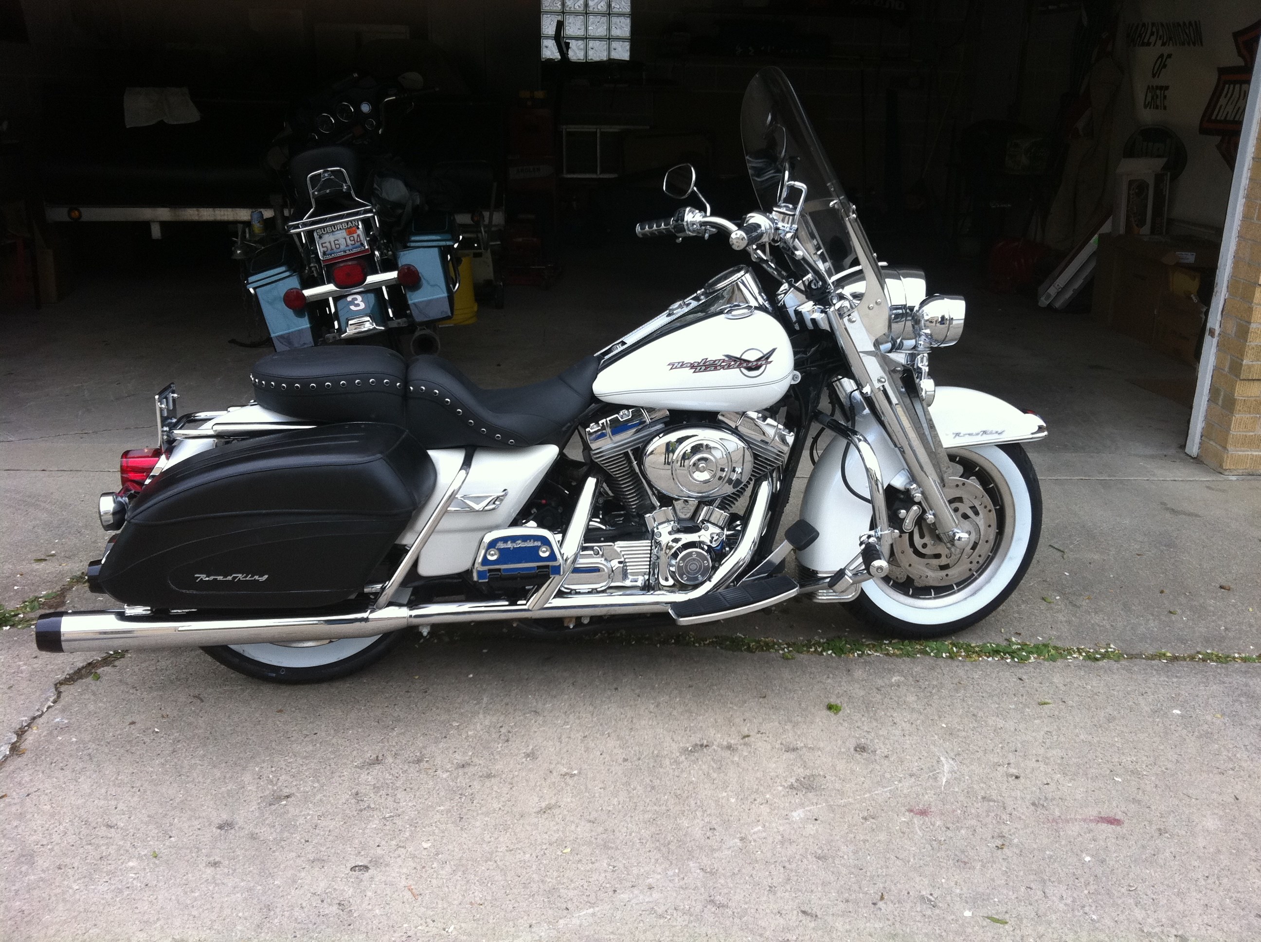 2005 HarleyDavidson® FLHR/I Road King® (Glacier White Pearl), Chicago