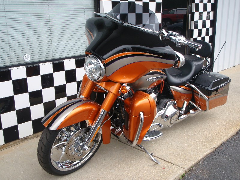 2011 Harley-Davidson® FLHXSE2 CVO™ Street Glide® (Inferno Orange/Black