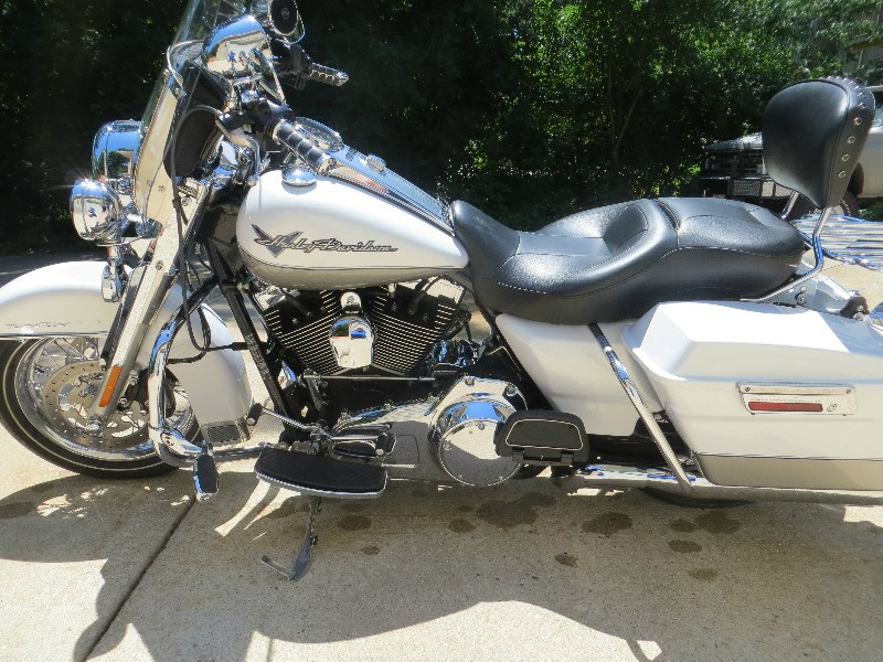 2009 HarleyDavidson® FLHR Road King® (White Pearl), Edgerton