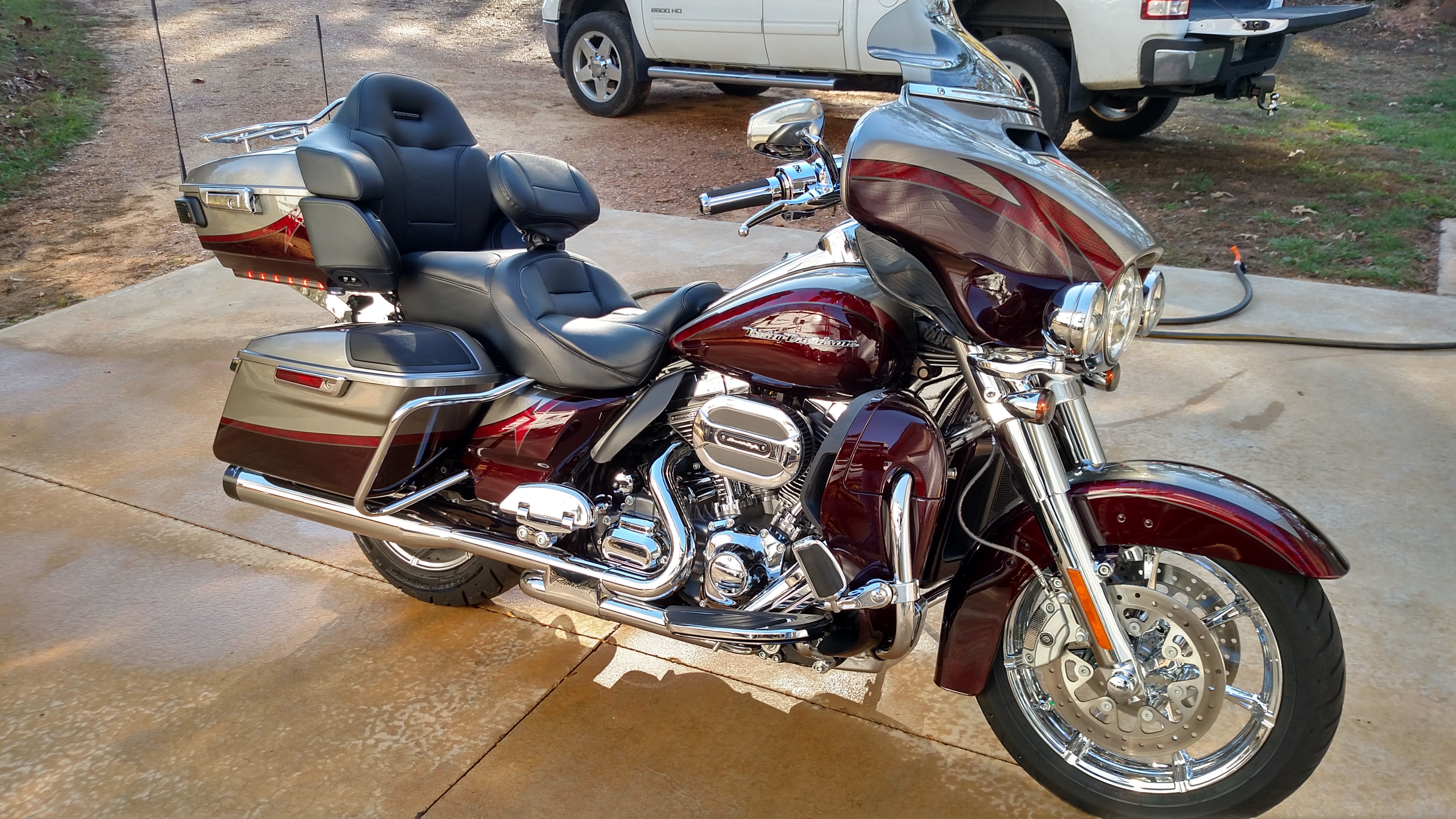 2015 Harley-Davidson® FLHTKSE CVO™ Limited (Silver/Maroon), Paris