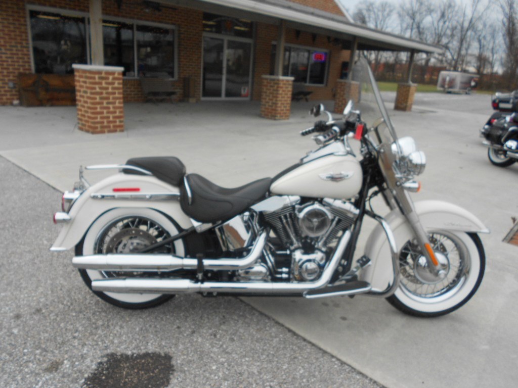 2015 HarleyDavidson® FLSTN Softail® Deluxe (Pearl White), Hanover