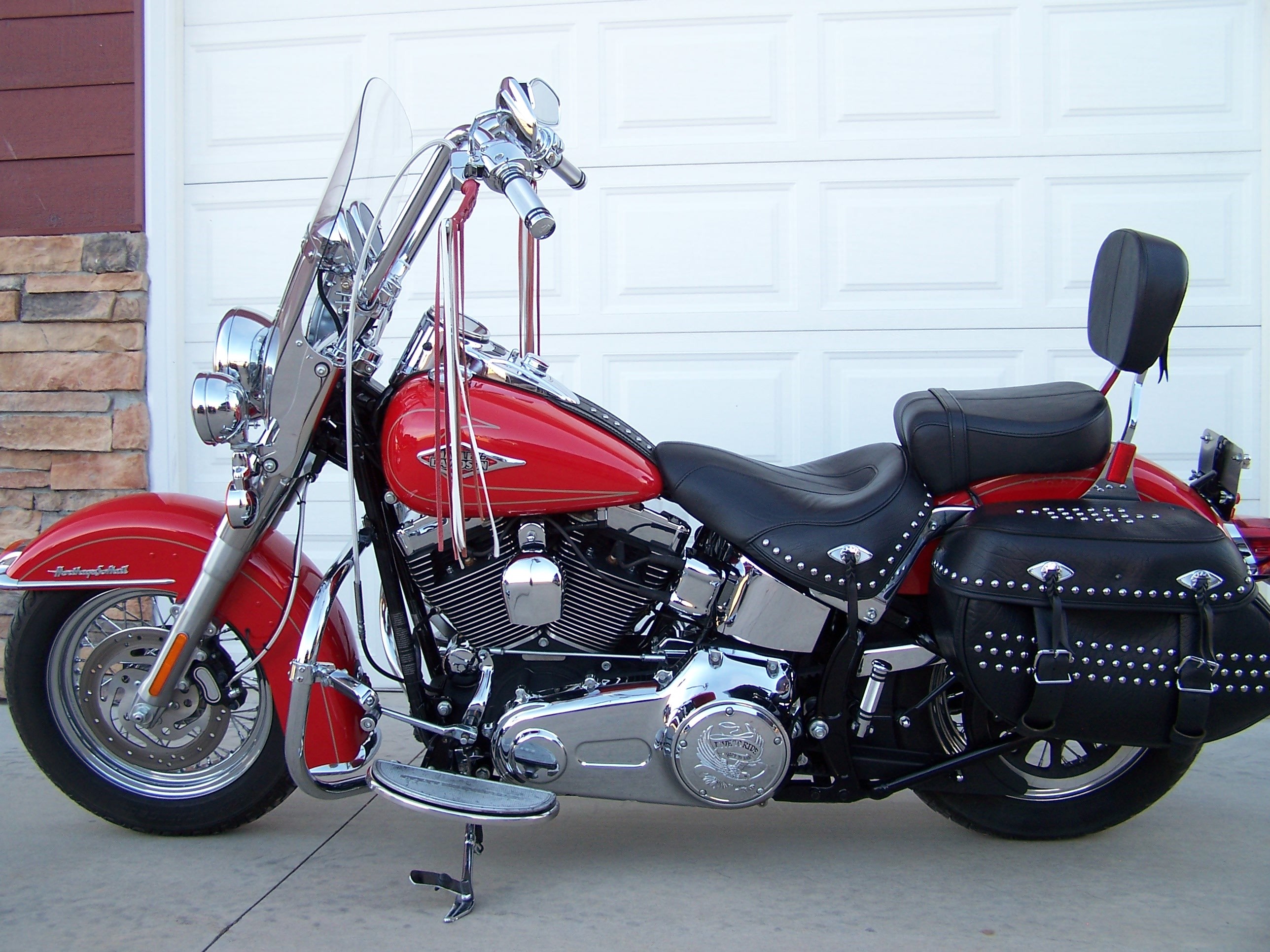 2010 HarleyDavidson® FLSTC Heritage Softail® Classic (Bright Red