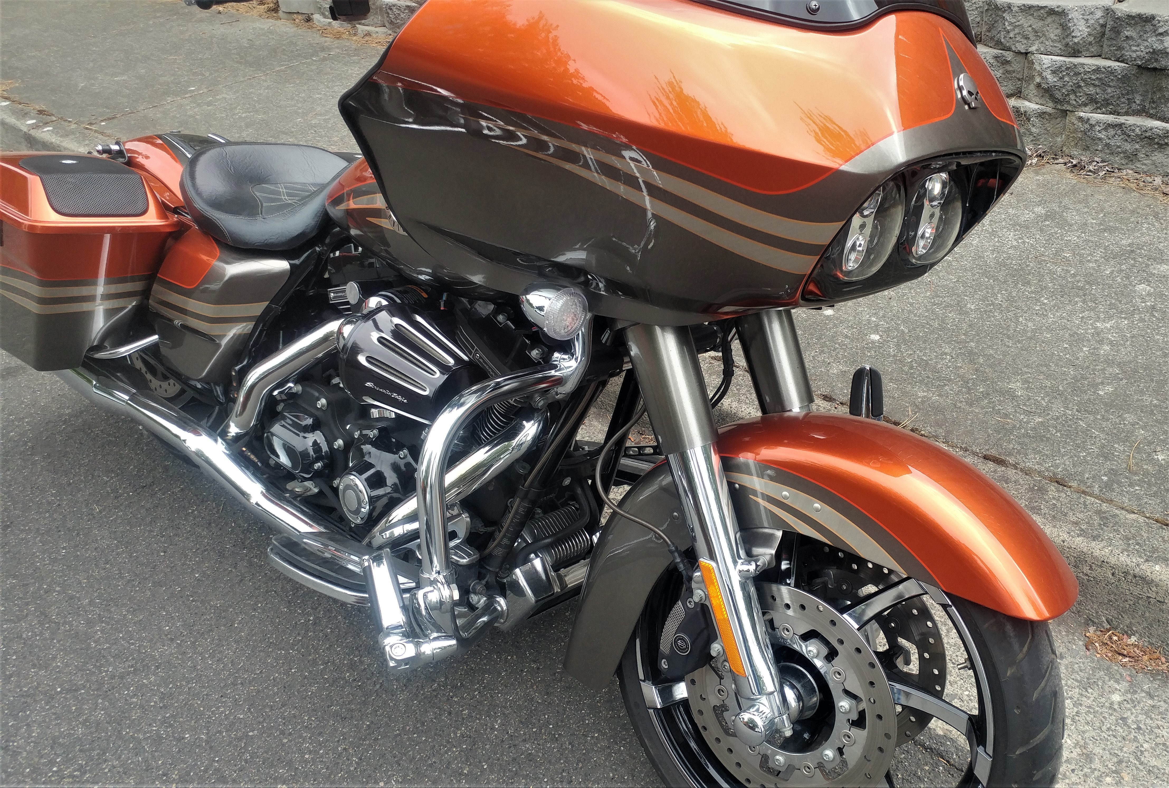2013 HarleyDavidson® FLTRXSE2 CVO™ Road Glide® Custom (Atomic Orange