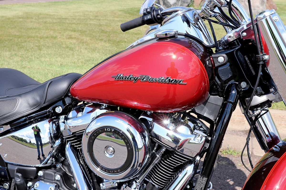 2019 HarleyDavidson® FLDE Softail® Deluxe (Wicked Red & Twisted Cherry