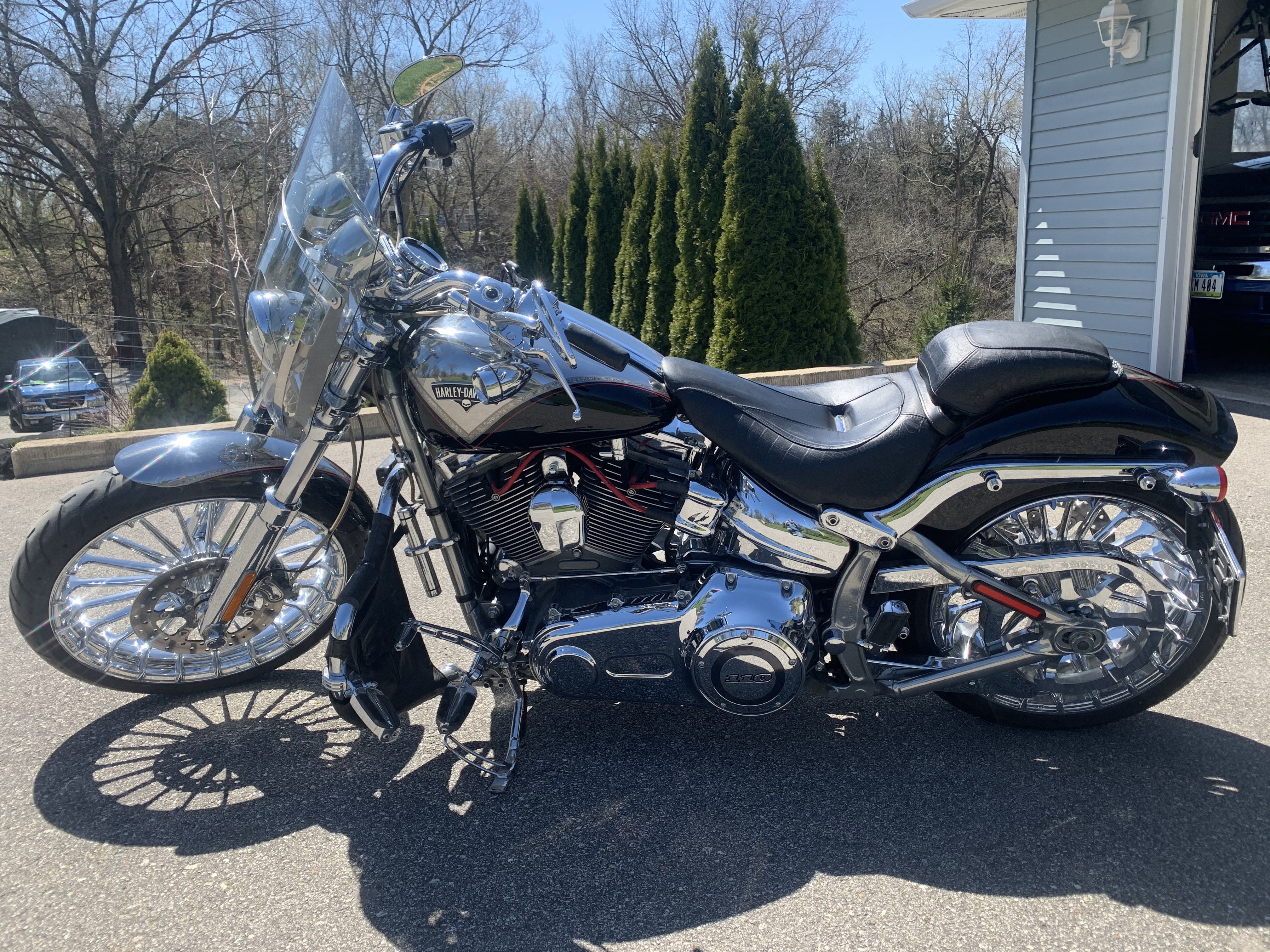 2013 Harley-Davidson® FXSBSE CVO™ Breakout (Black / Silver), Swisher