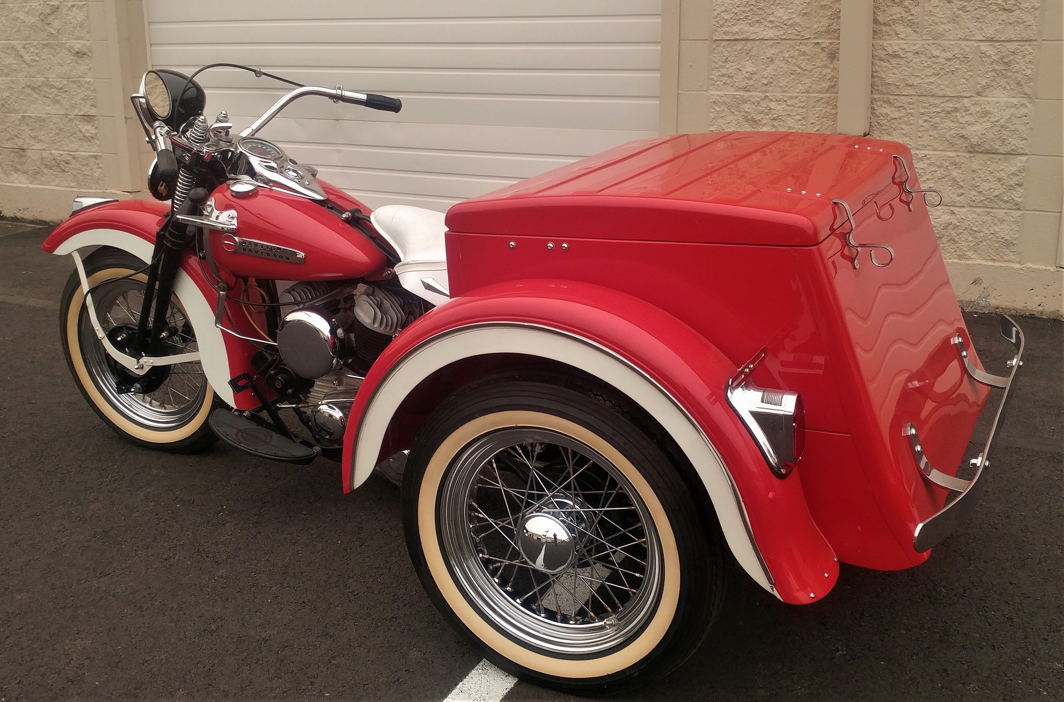 1948 HarleyDavidson® G ServiCar with tow bar (Red/White