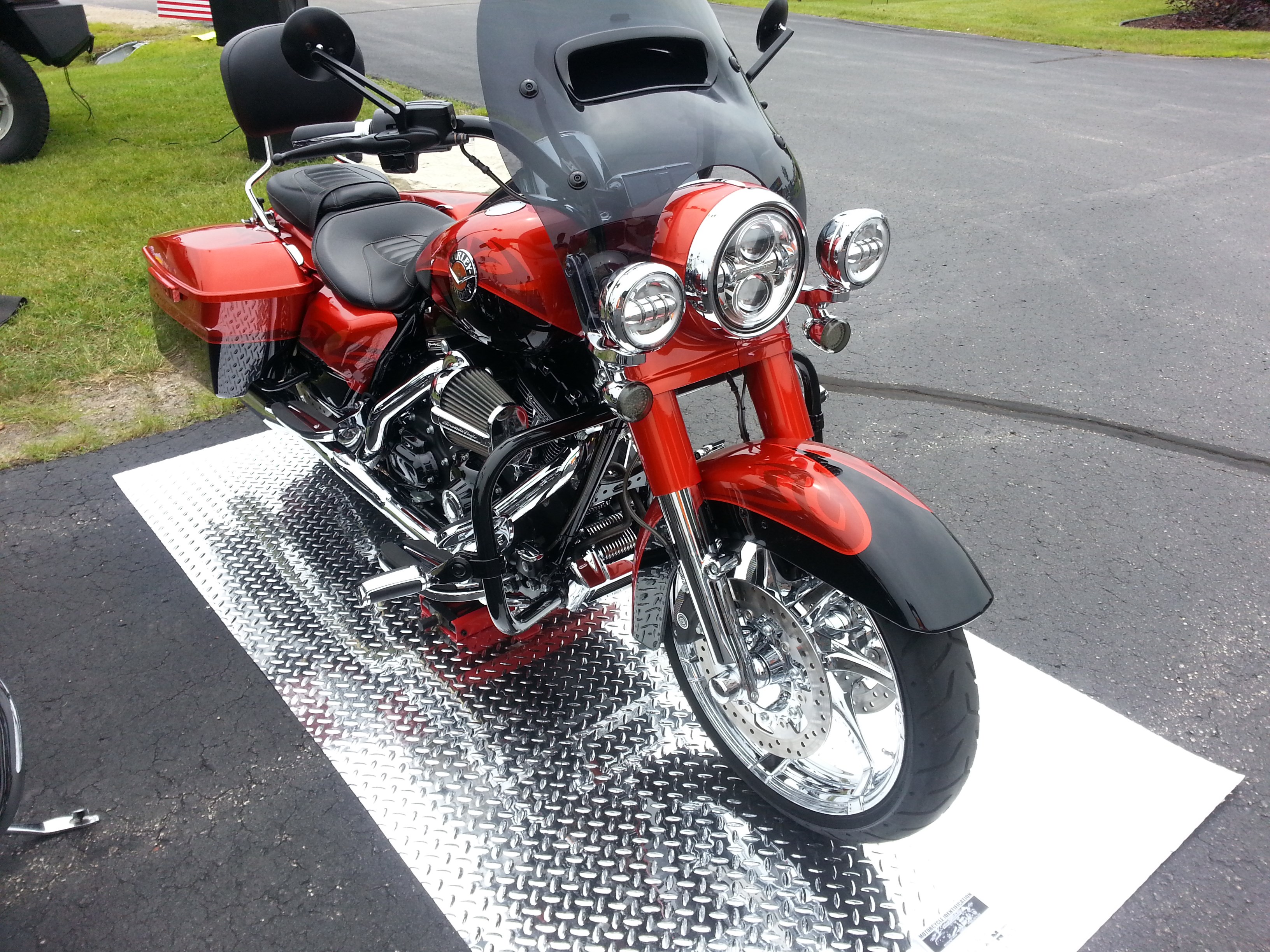 2014 HarleyDavidson® FLHRSE5 CVO™ Road King® (Tribal Orange/Galactic