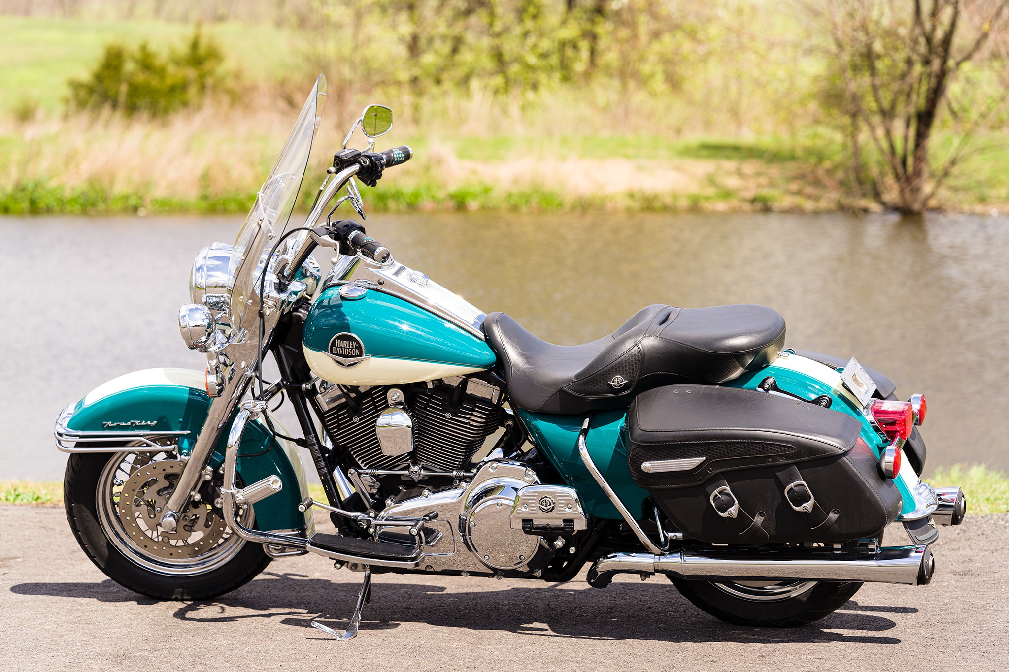 2009 Harley-Davidson® FLHRC Road King® Classic (Two-Tone Deep Turquoise