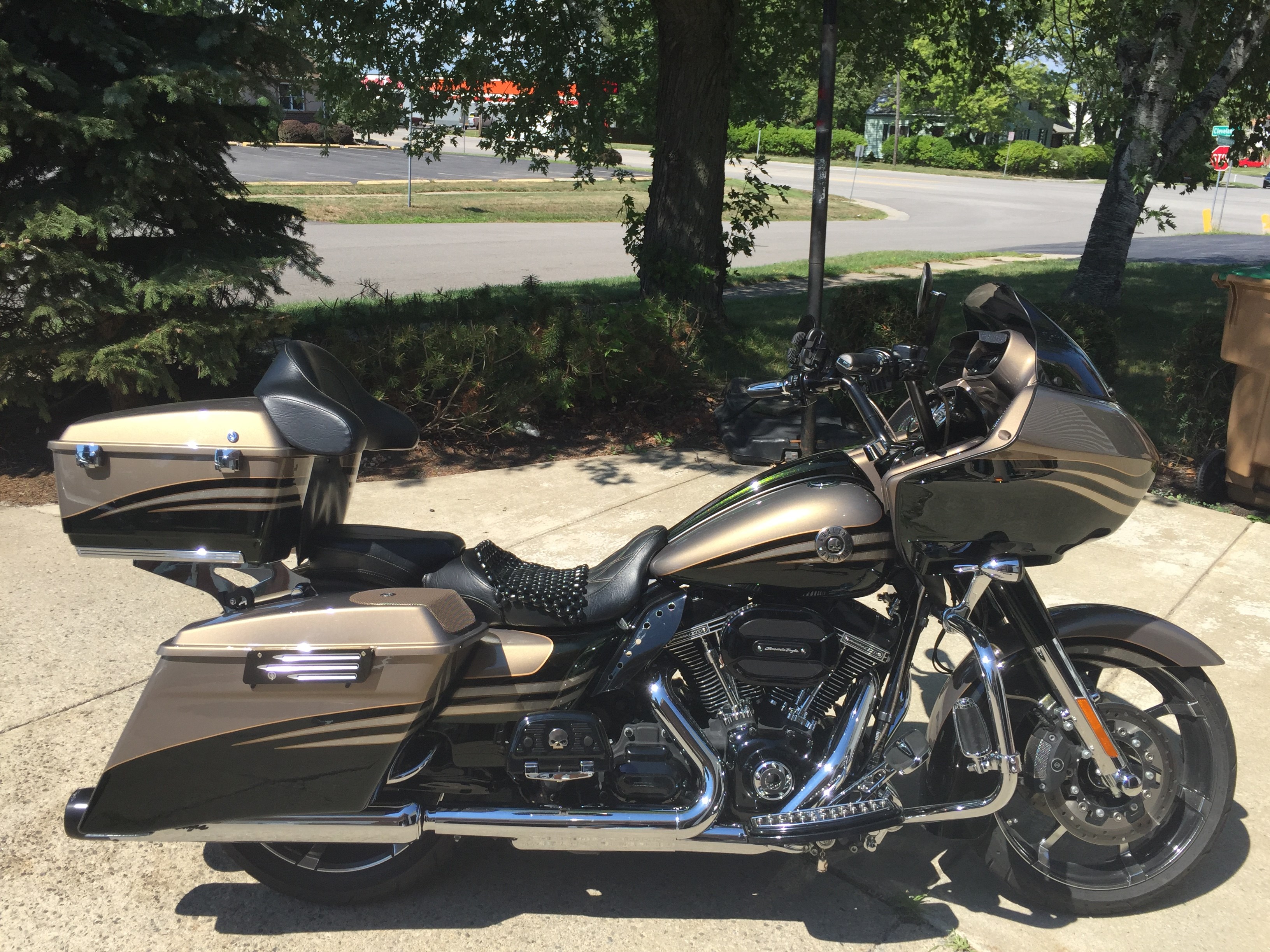2013 Harley-Davidson® FLTRXSE2 CVO™ Road Glide® Custom (Roman Gold
