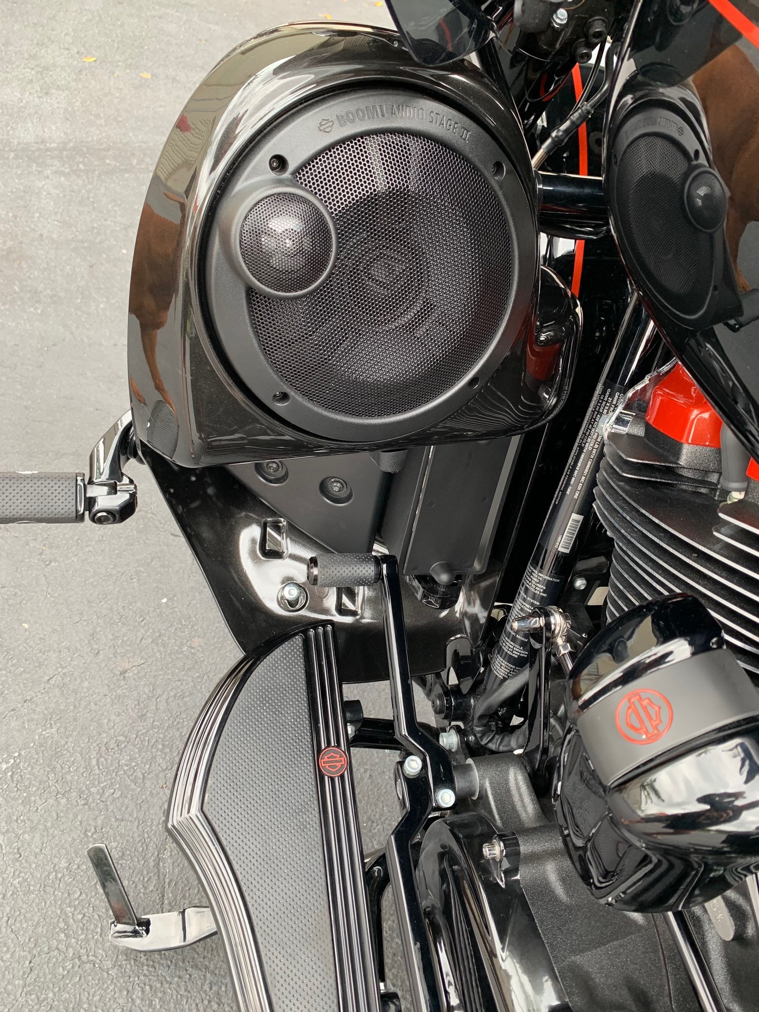 2018 Harley-Davidson® FLTRXSE CVO™ Road Glide® (Black Earth/ Vivid