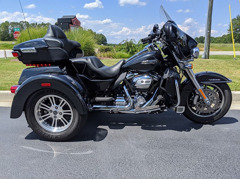 2018 HarleyDavidson® FLHTCUTG Tri Glide® Ultra (Black Tempest), Newnan, (1069828