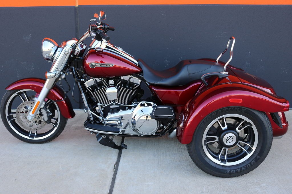 2016 HarleyDavidson® FLRT Freewheeler™ (Velocity Red Sunglo), Bedford