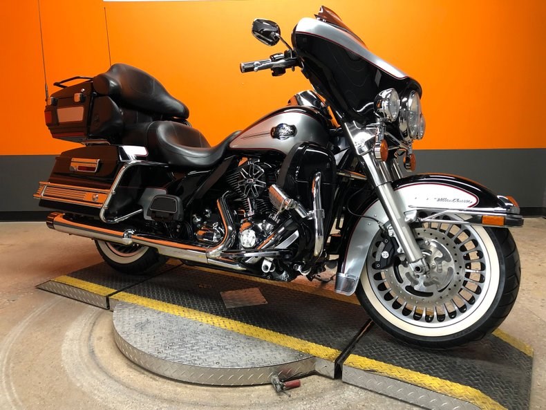 2011 HarleyDavidson® FLHTCU Electra Glide® Ultra Classic® (Vivid Black