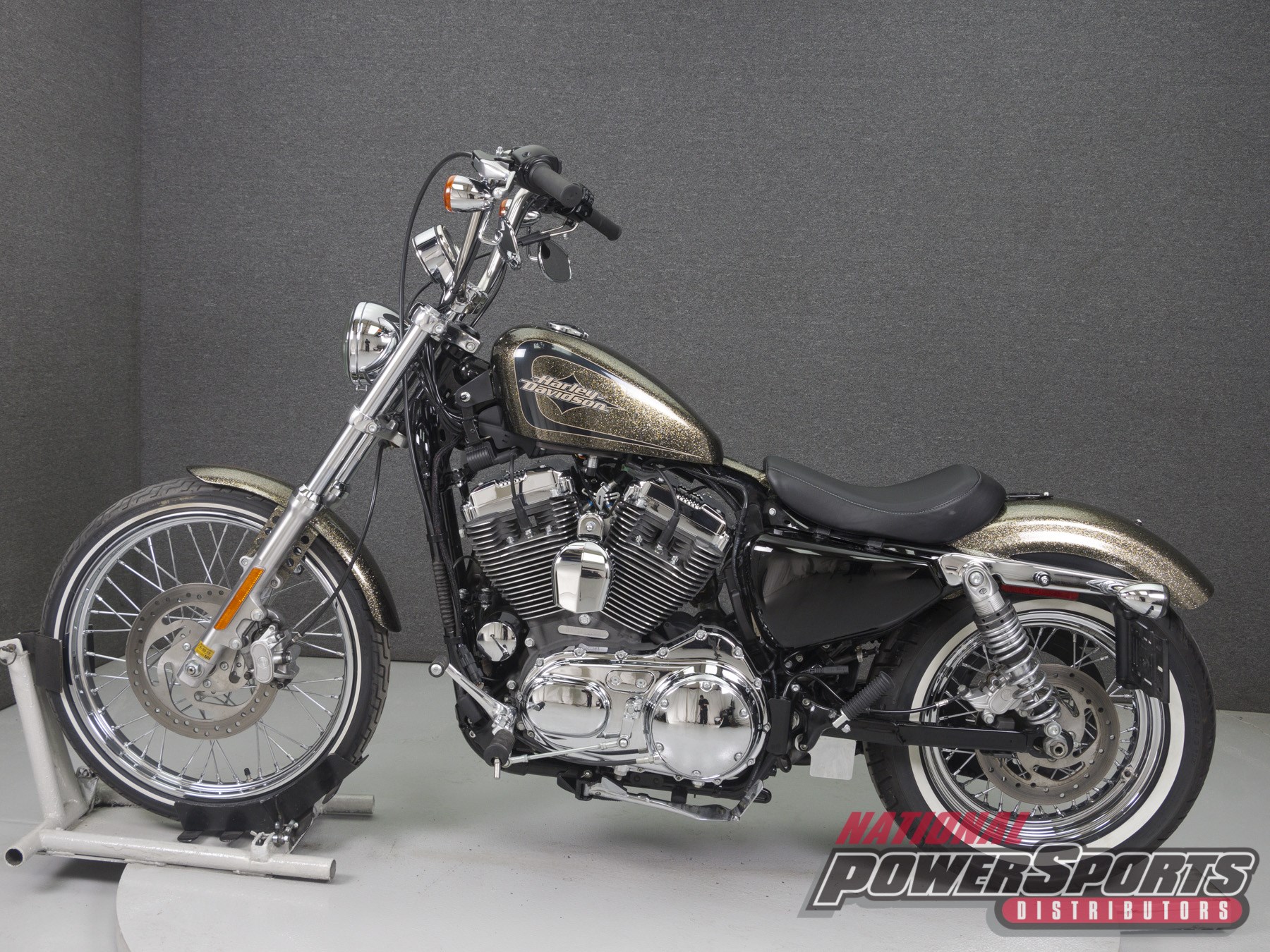 2016 HarleyDavidson® XL1200V Sportster® SeventyTwo® (BLACK GOLD FLAKE