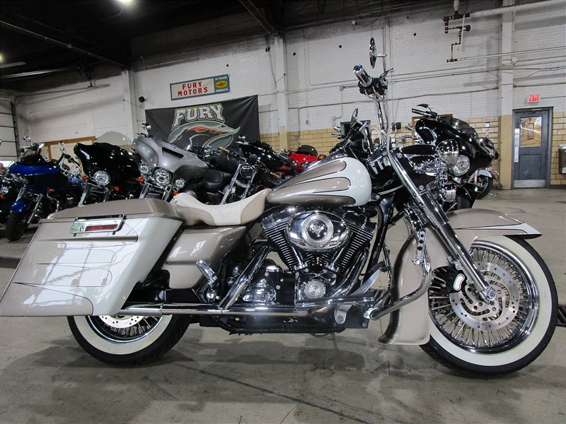 2007 HarleyDavidson® FLHR Road King® (White Pearl / Mettalic Gold), St