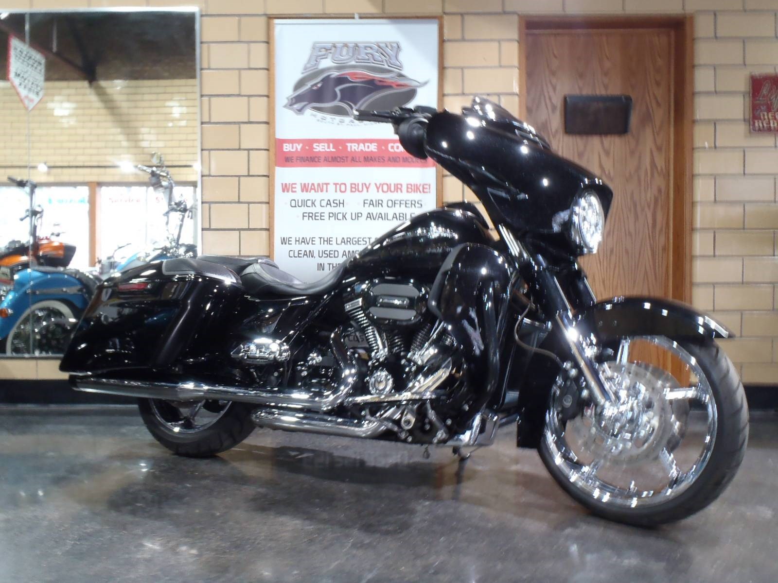 2015 Harley-Davidson® FLHXSE CVO™ Street Glide® (Starfire Black / Gold