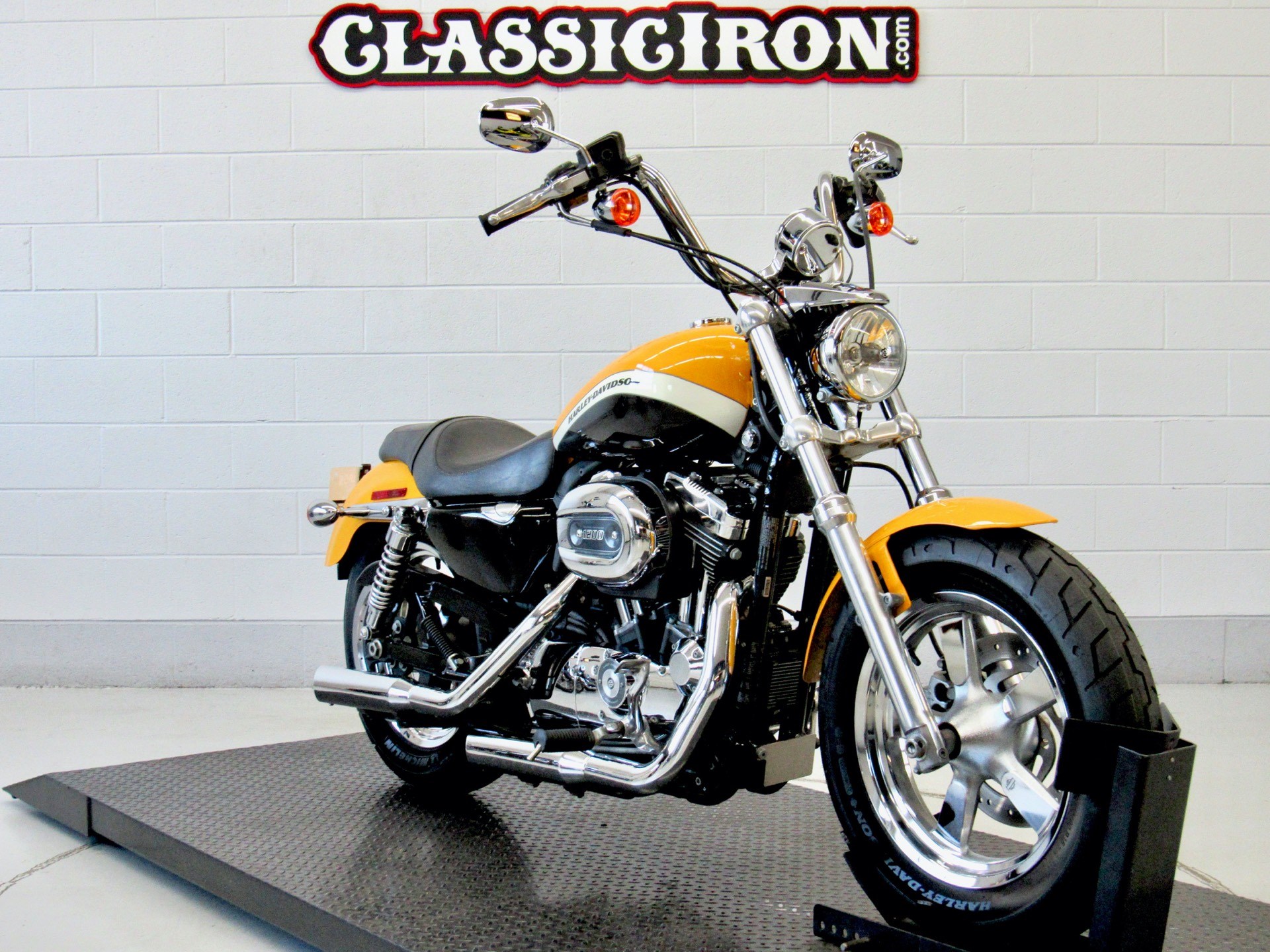 2012 HarleyDavidson® XL1200C Sportster® 1200 Custom (Vivid Black